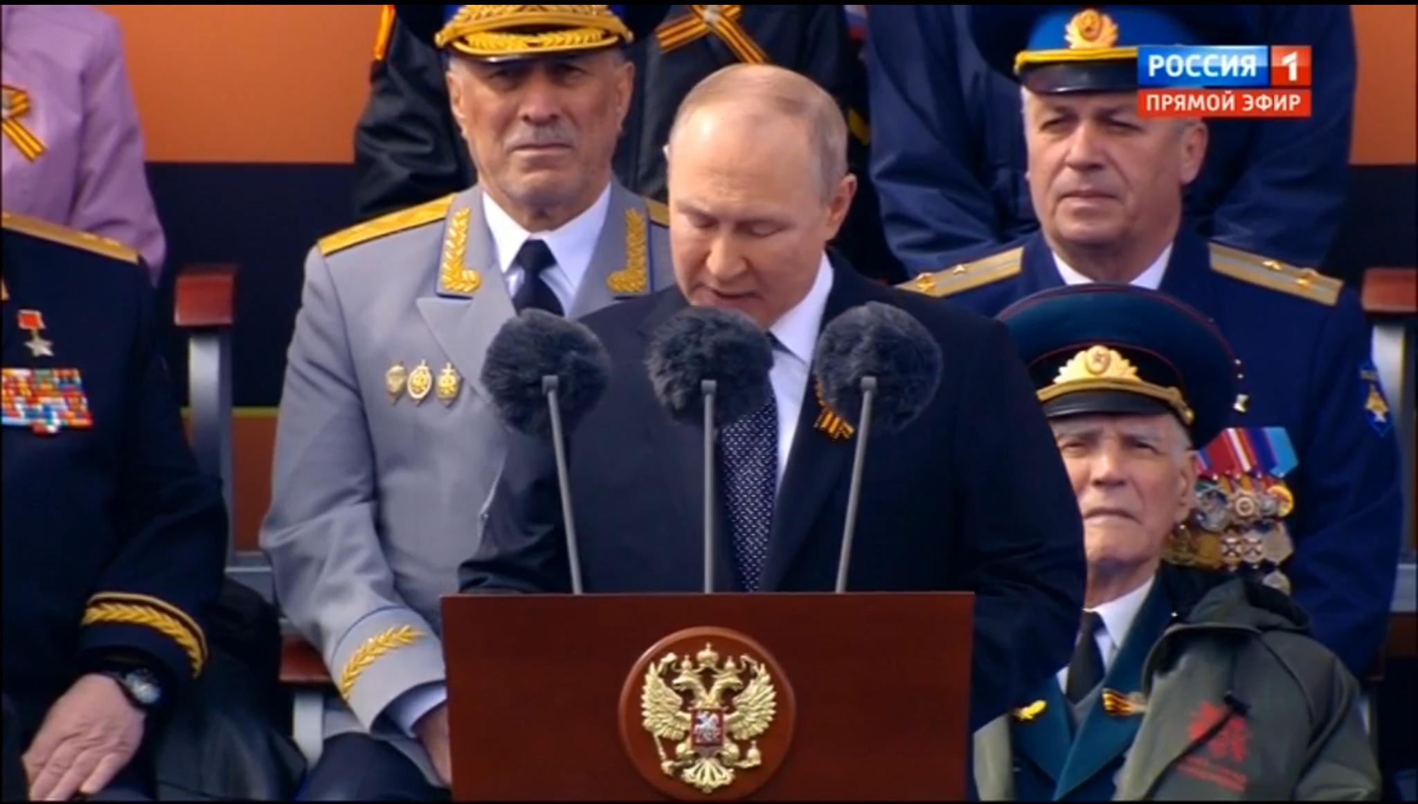 Putin przemawia otoczony przez wojskowych