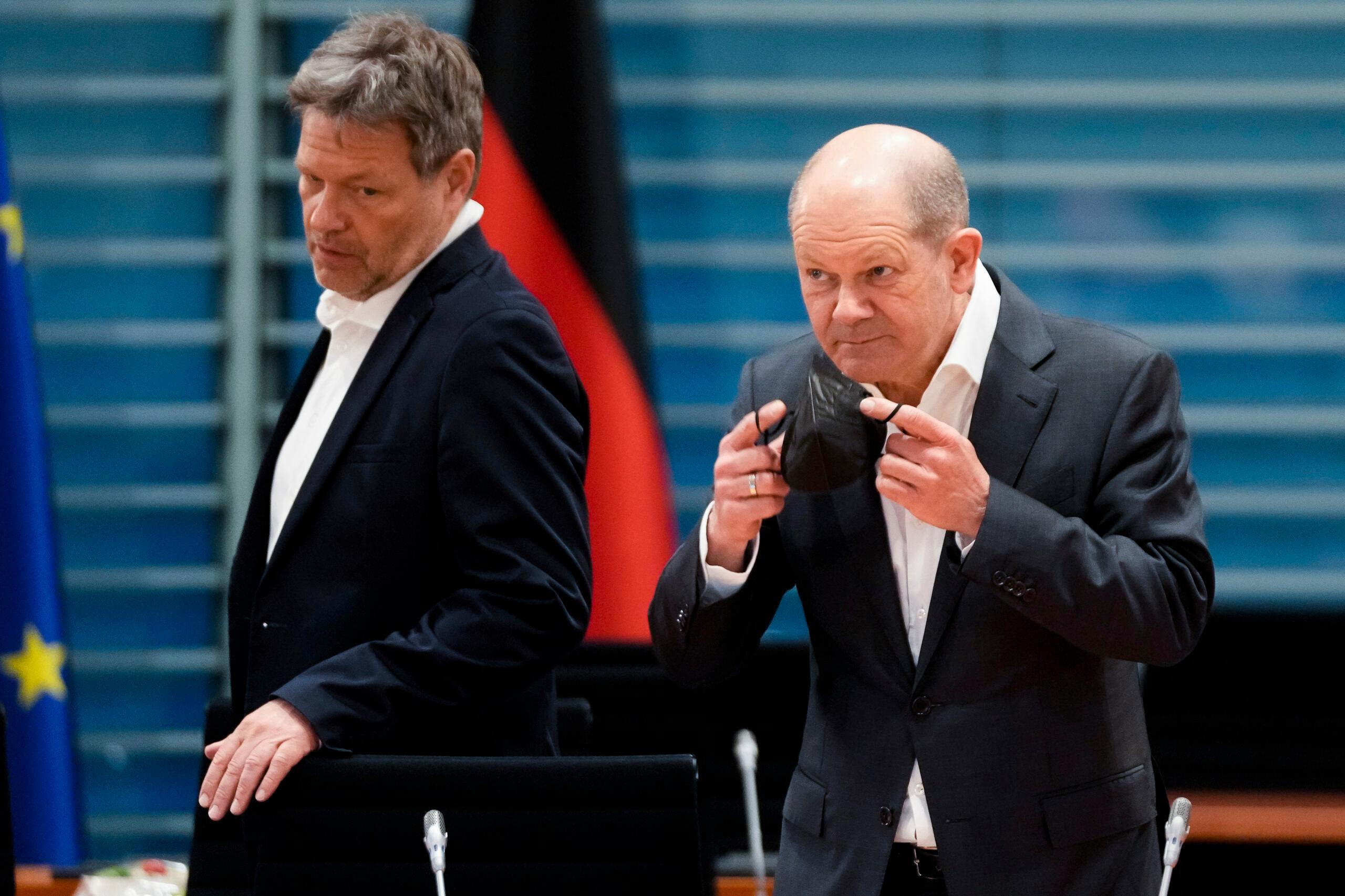 Kanclerz Niemiec Olaf Scholz (Po prawej) oraz minister gospodarki i ochrony klimatu Robert Habeck rozmawiają w Urzędzie Kanclerskim w Berlinie 5 kwietnia 2022 r., przybywając na posiedzeniu niemieckiego gabinetu bezpieczeństwa.