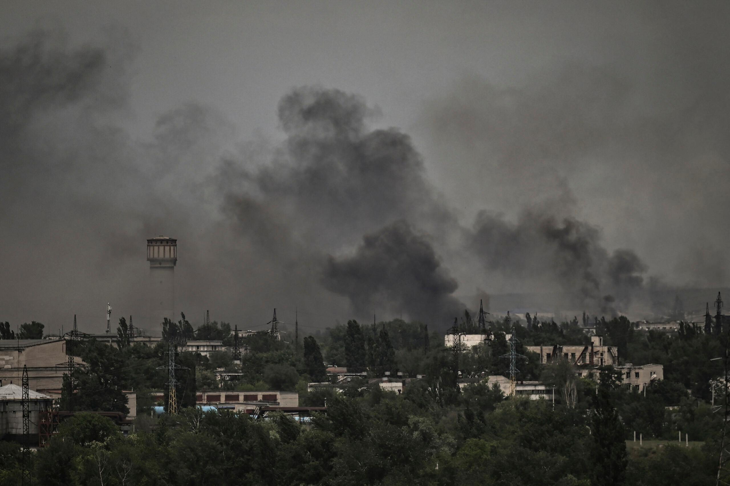 Kłęby dymu nad ostrzeliwanym przez Rosjan ukraińskim miastem