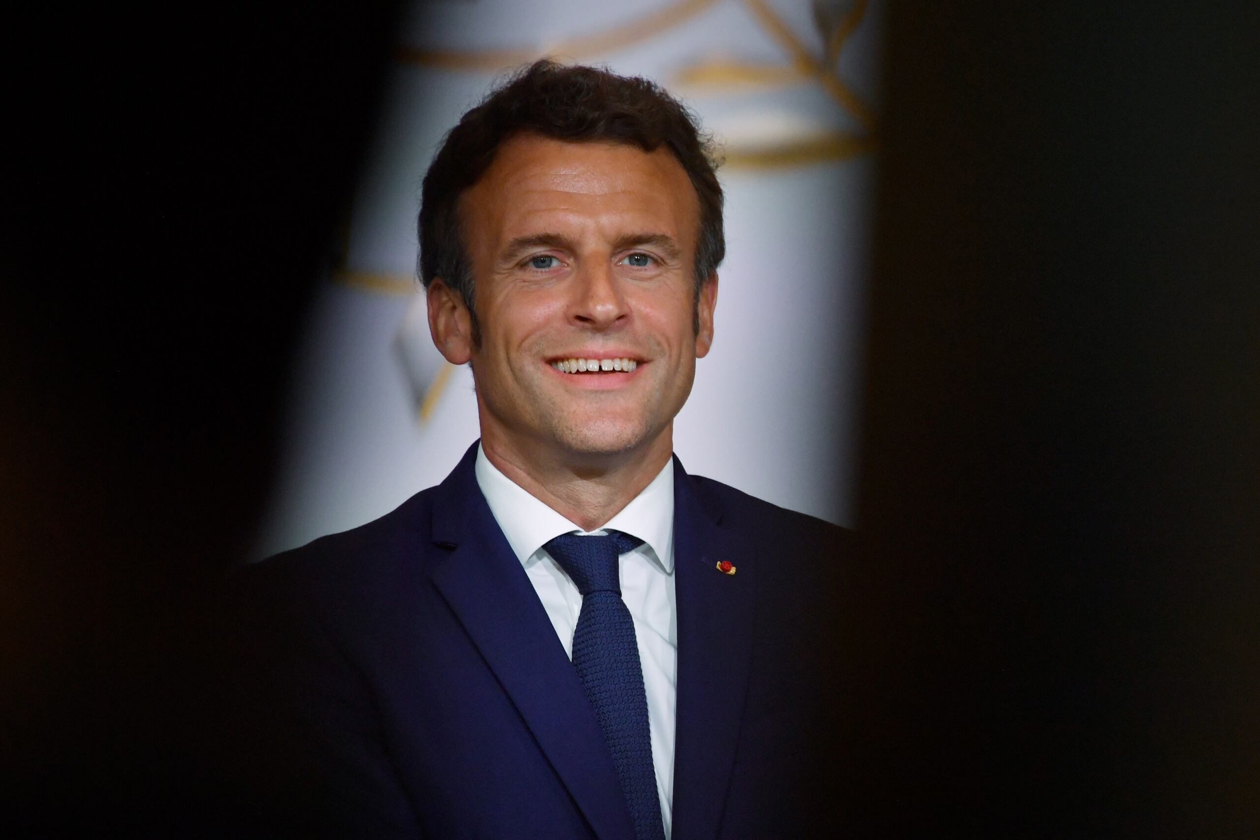 Prezydent Francji Emmanuel Macron bierze udział w spotkaniu z francuskimi graczami e-sportowymi w Pałacu Elizejskim w Paryżu, 3 czerwca 2022 r.