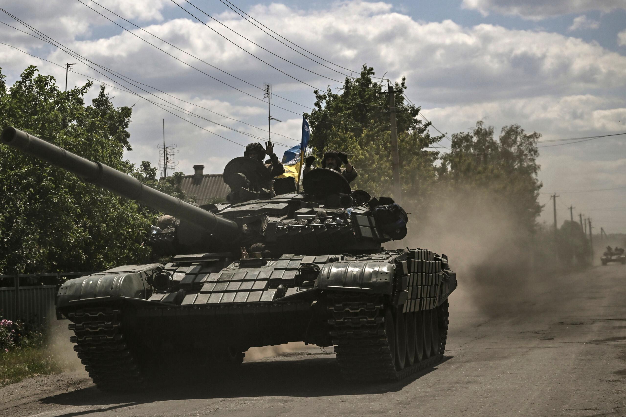 Ukraińscy żołnierze zmierzają w kierunku linii frontu z czołgiem MBT (Main Battle Tank) we wschodniej części Ukrainy, w regionie Donbas, 7 czerwca 2022 r.