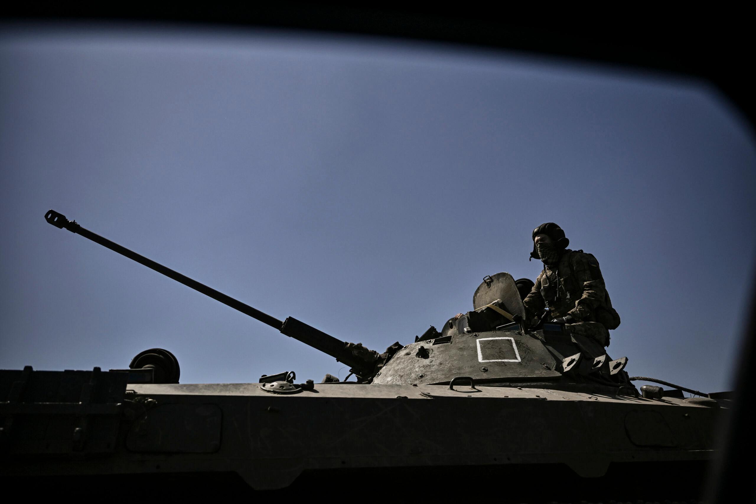 żołnierz stoi na transporterze opancerzonym