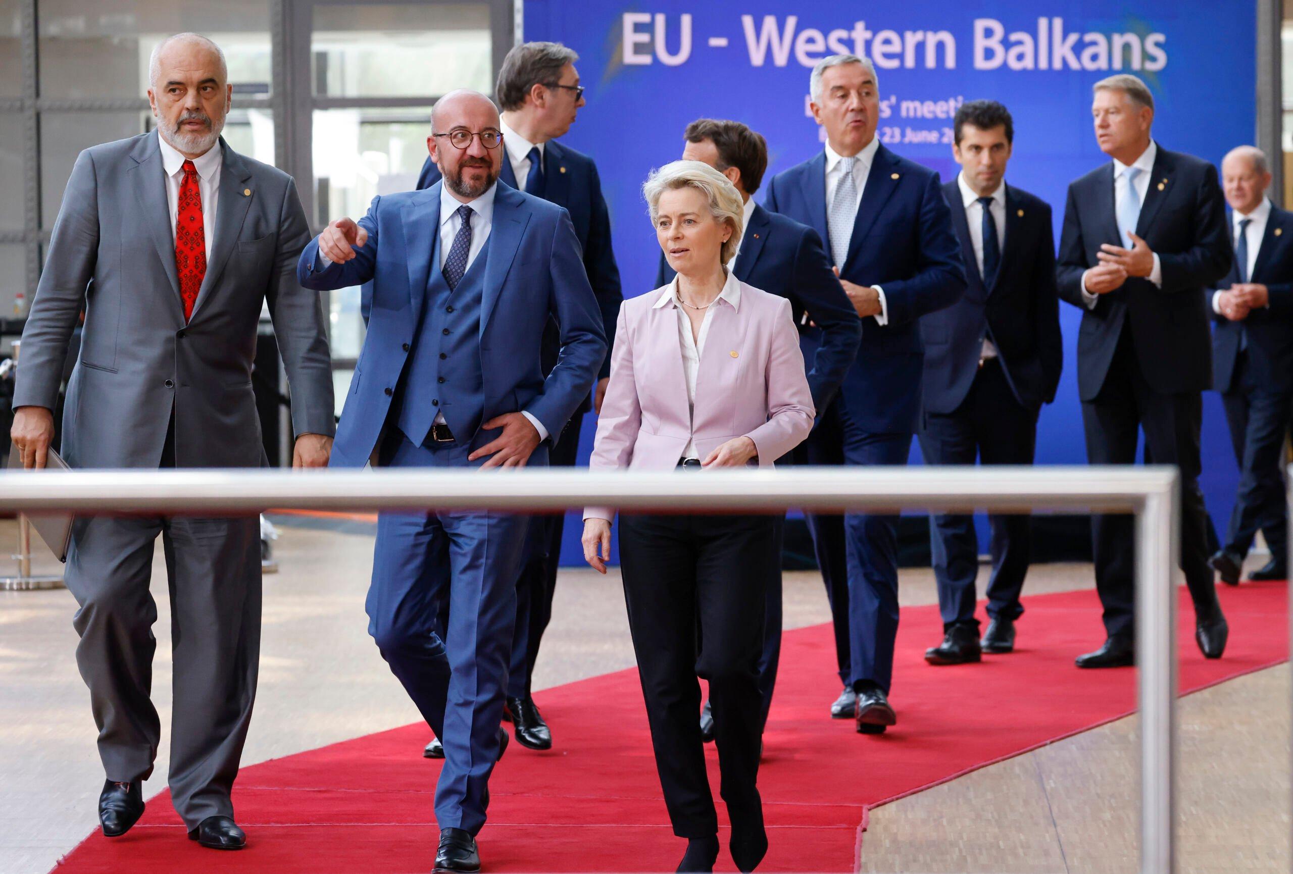 Premier Albanii Edi Rama, przewodniczący Rady Europejskiej Charles Michel i przewodnicząca Komisji Europejskiej Ursula von der Leyen przybywają na rodzinne zdjęcie podczas spotkania przywódców UE i Bałkanów Zachodnich w Brukseli 23 czerwca 2022 r.