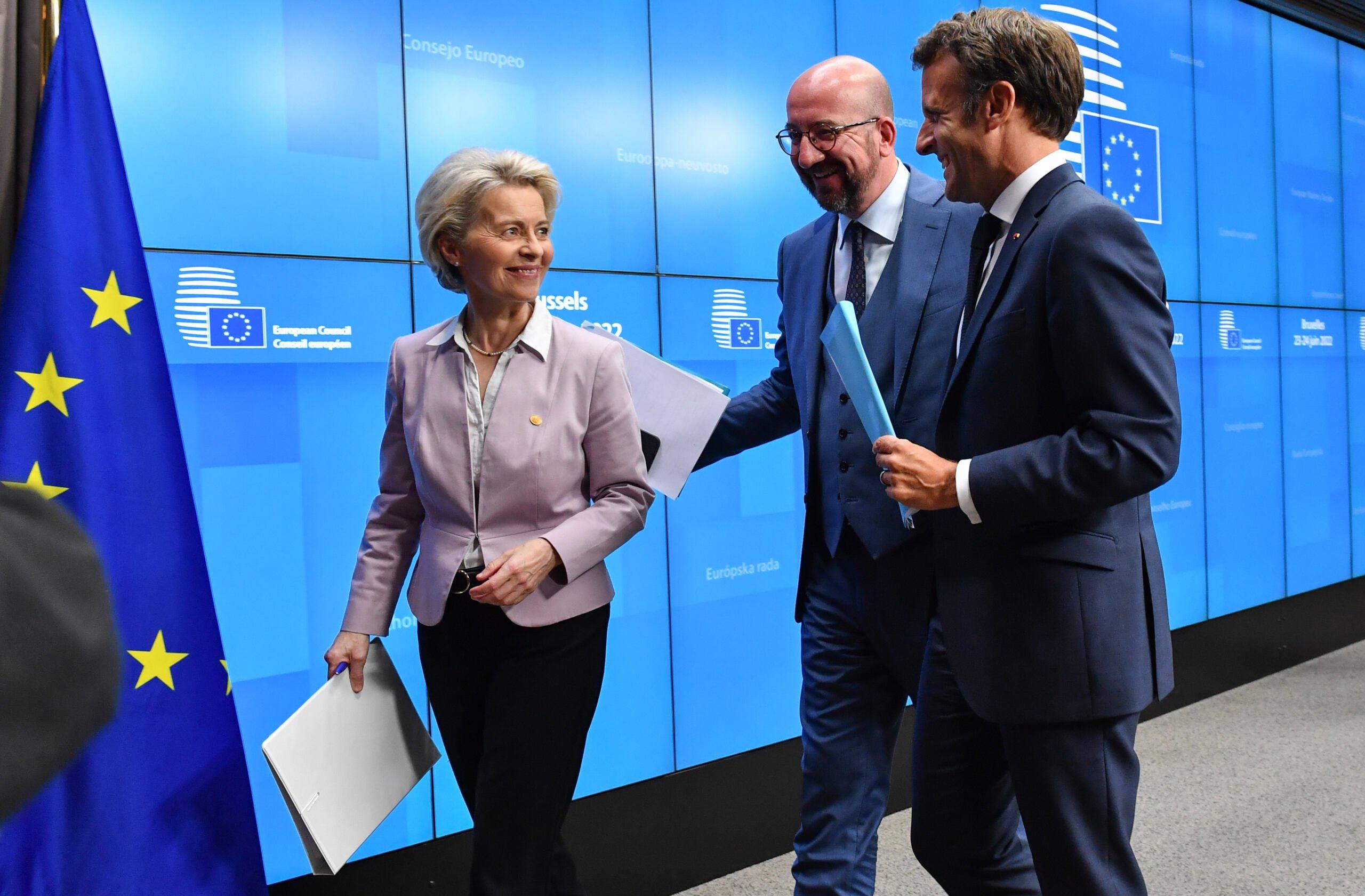 Przewodnicząca Komisji Europejskiej Ursula von der Leyen , przewodniczący Rady Europejskiej Charles Michel i prezydent Francji Emmanuel Macron wychodzą po konferencji prasowej podczas posiedzenia Rady Europejskiej w Brukseli 23 czerwca 2022 r.