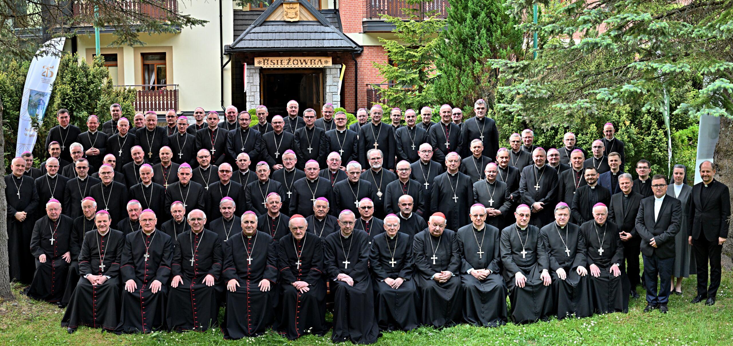 wspólne zdjęcie polskich biskupów przypominające zdjęcia klasowe