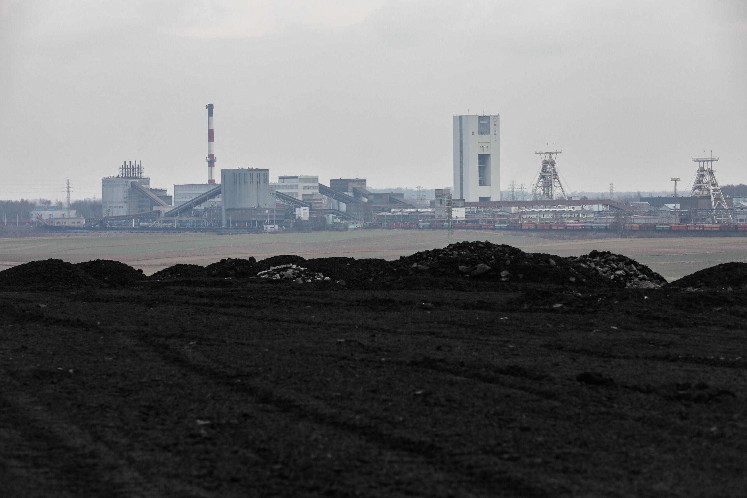 Hałda węgla brunatnego na tle kopalnianych szybów