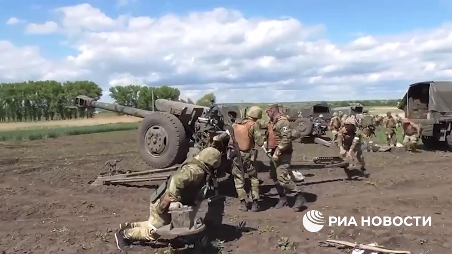 Żołnierze ładują pociski do armaty