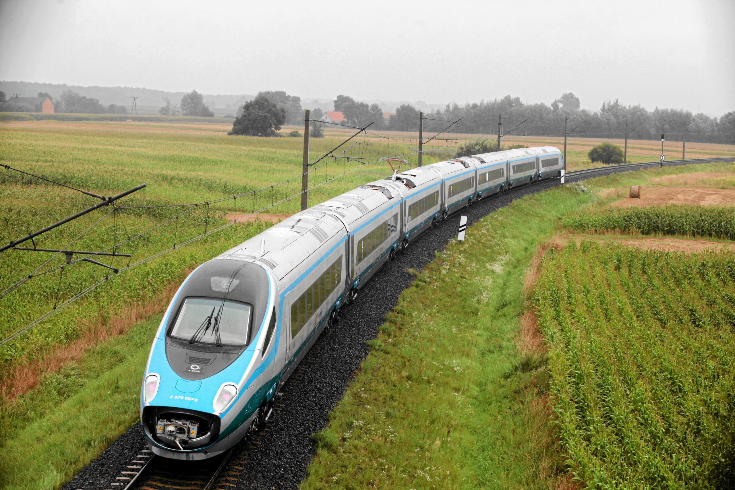 jedzie pendolino przez zielone pola