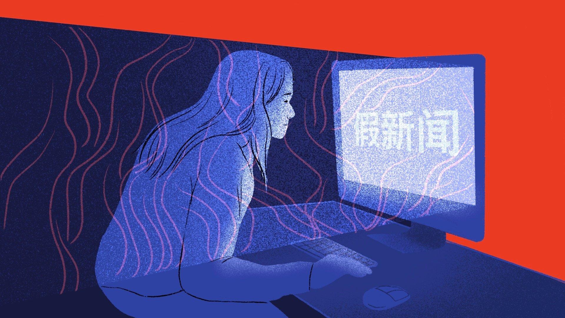 kobieta wpatruje się w ekran komputera