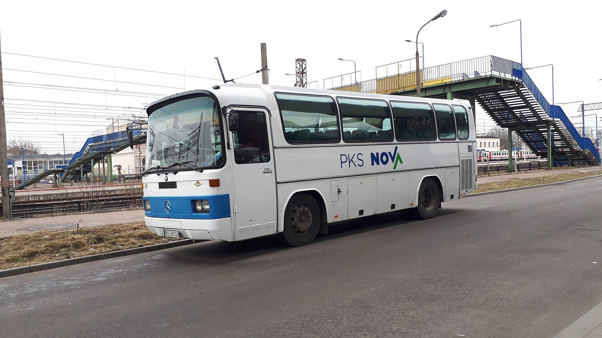 Biały autobus z napisem NOVA
