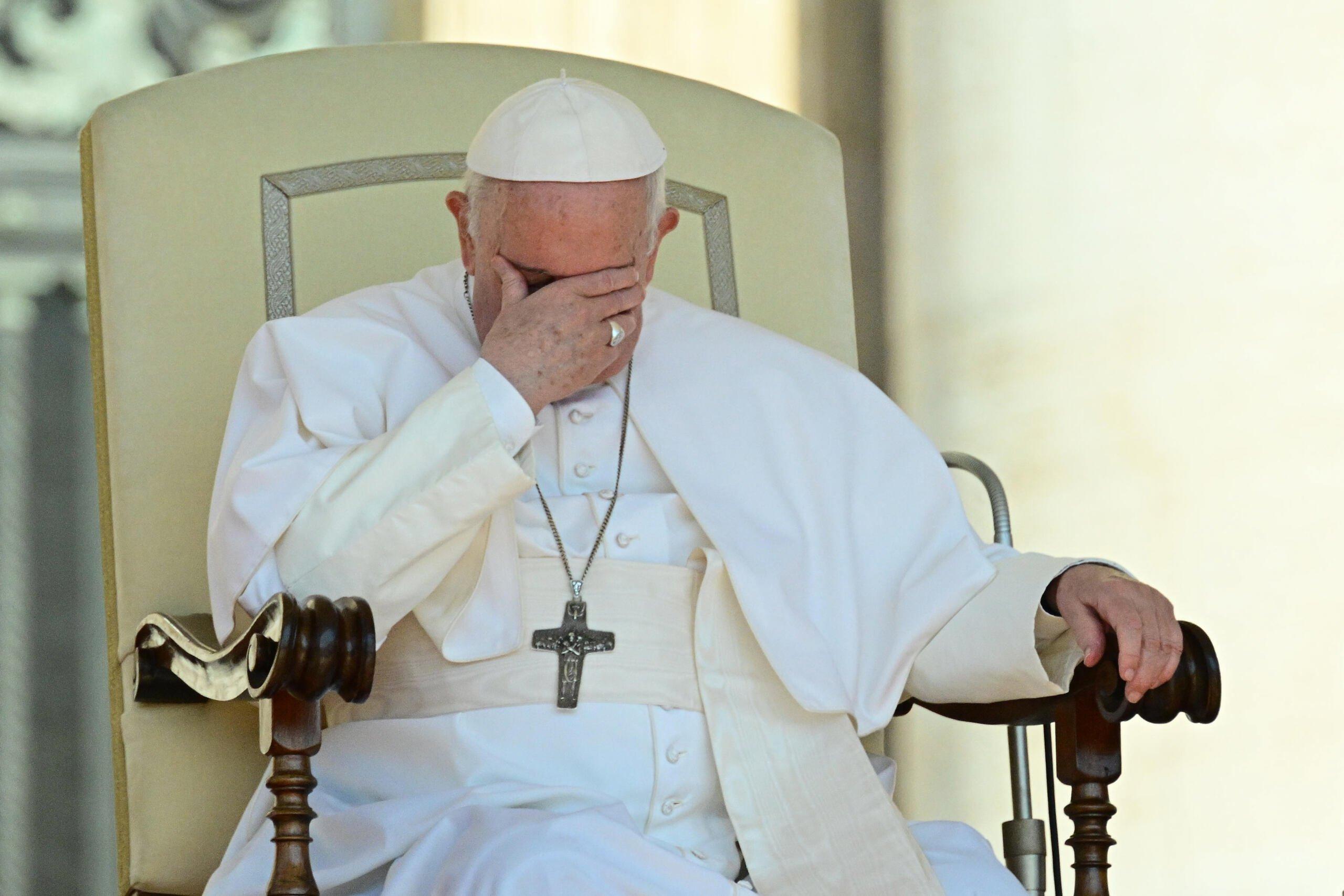 Papież na tronie, zasłania twarz ręką