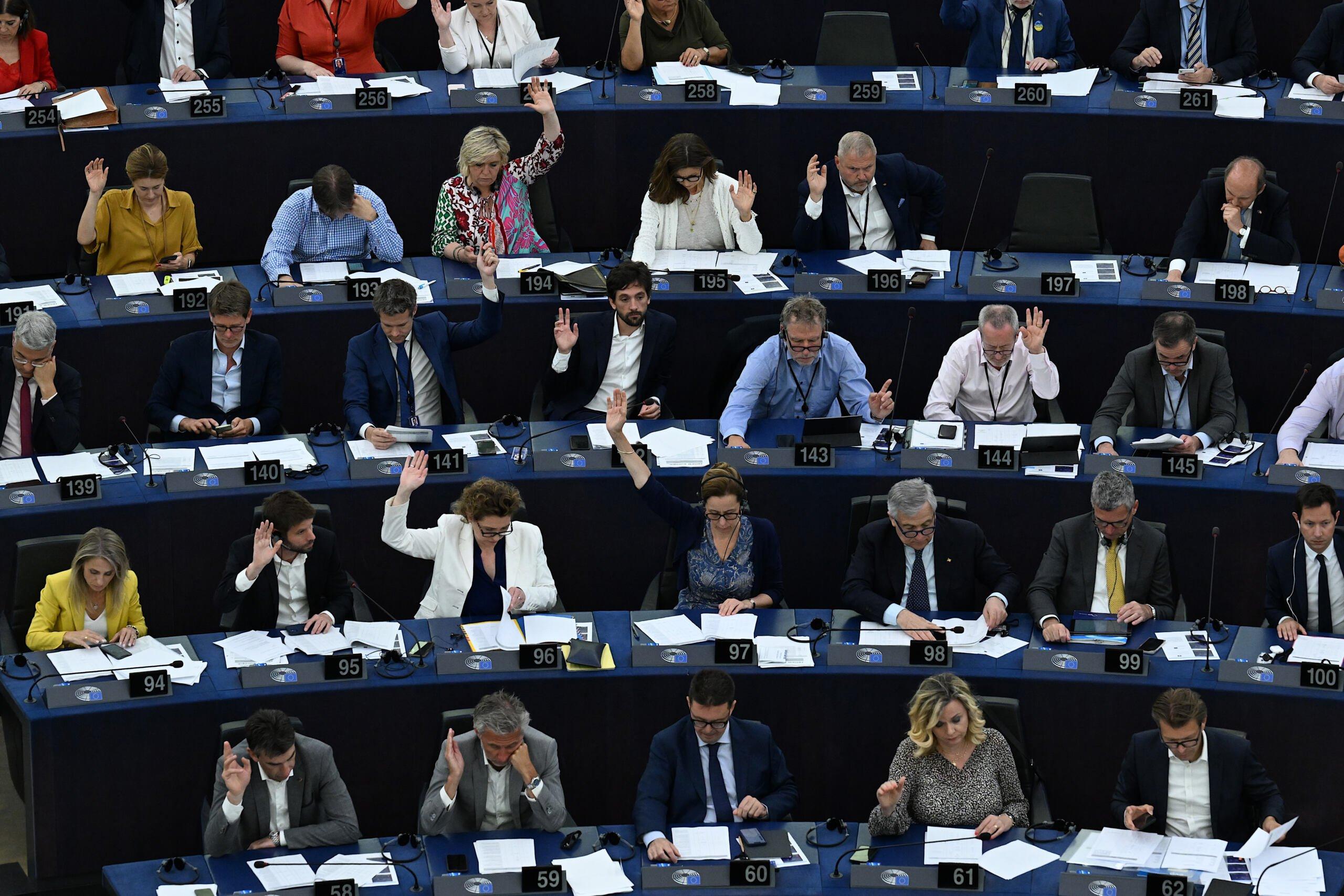 Members of the European Parliament take part in a voting session on the granting of a « green » label to gas and nuclear investments decided by the European Commission, in Strasbourg, eastern France, on July 6, 2022. - The controversial text, presented in January by the Commission, classifies as "sustainable" some investments for electricity production in nuclear power plants - which do not emit CO2 - or gas-fired power plants, provided that they use the most advanced technologies. This classification (known as taxonomy) should help mobilize private funds for these projects. (Photo by PATRICK HERTZOG / AFP)