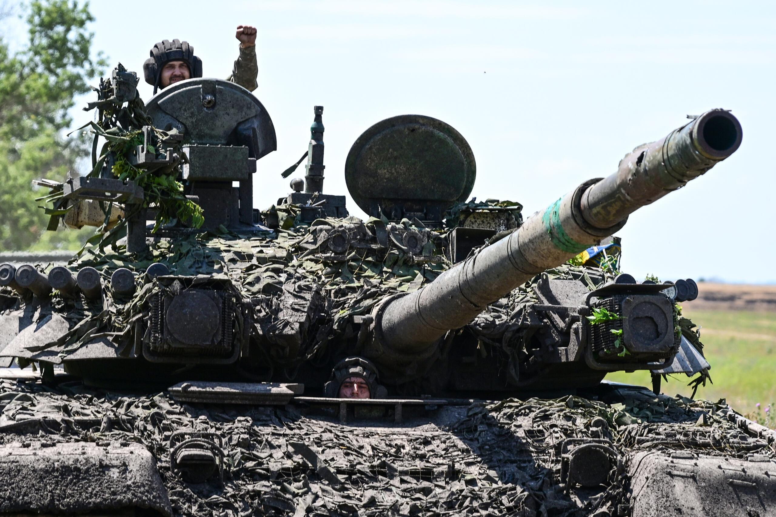 Ukraińscy żołnierze prowadzą czołg T-72 na linii frontu na wschodzie Ukrainy 13 lipca 2022 roku, podczas rosyjskiej inwazji na Ukrainę.