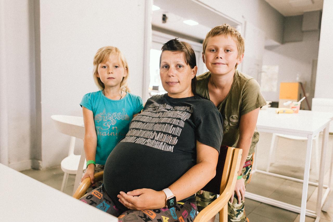 Kobieta w zaawansowanej ciąży z córką i synem
