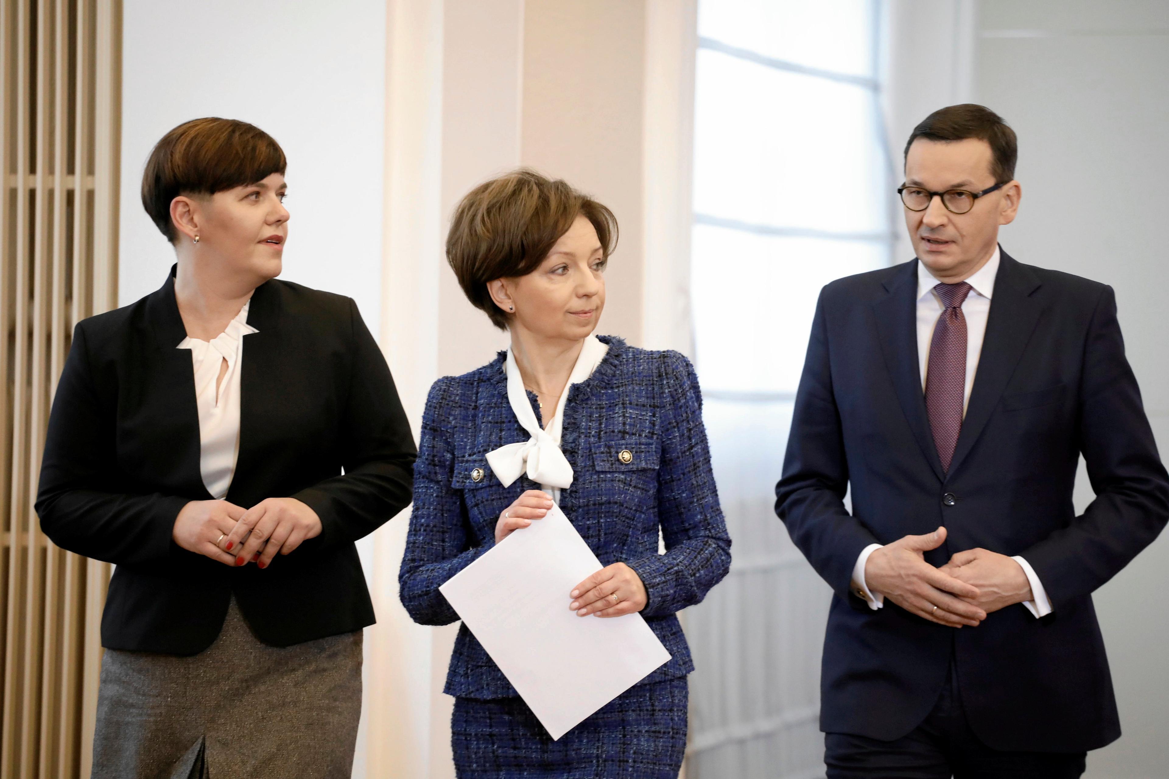 Minister Maląg i premier Morawiecki idą korytarzem KPRM z jeszcze jedną kobietą