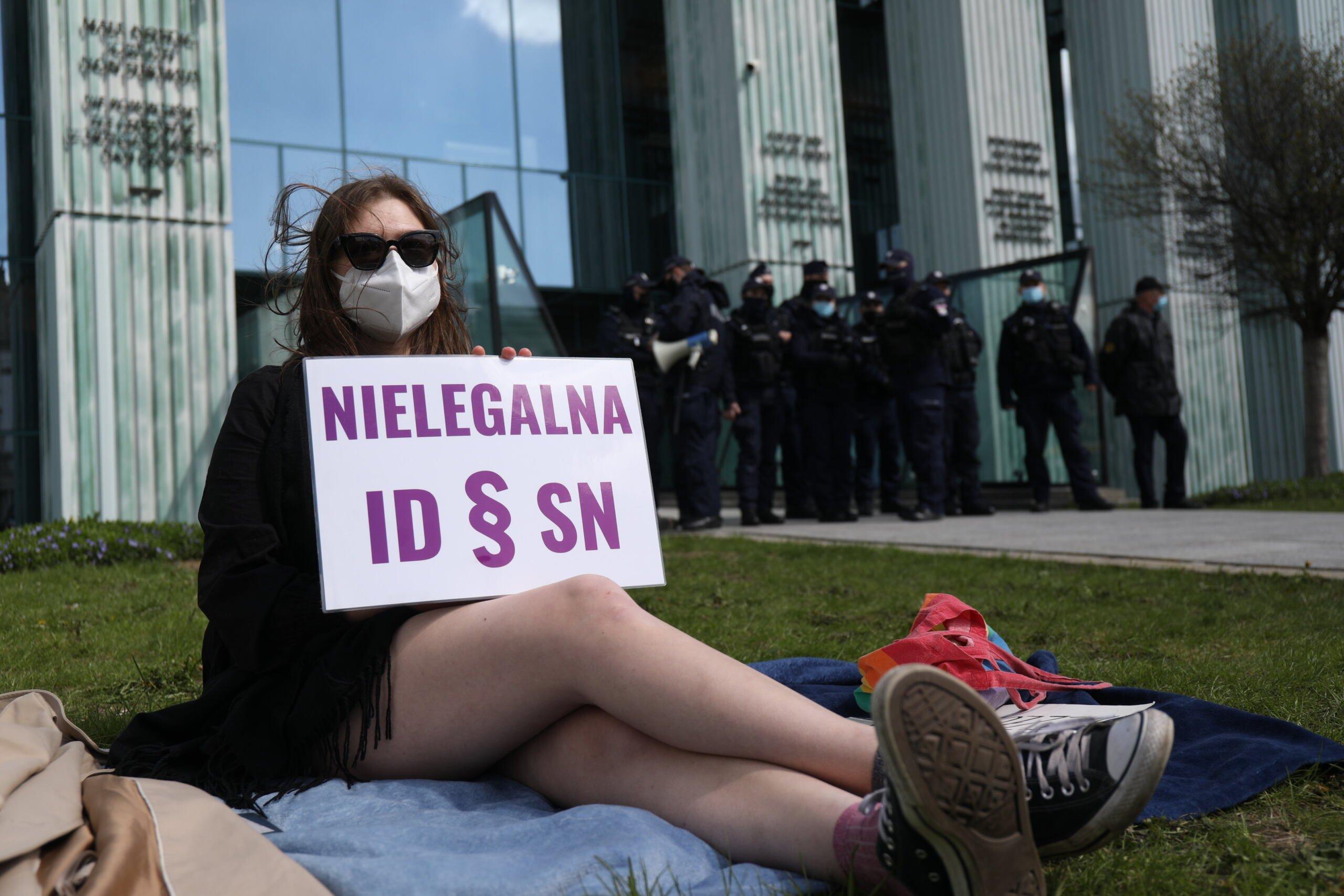 22.04.2021 Warszawa , plac Krasinskich . Sad Najwyzszy . Blokada Sadu Najwyzszego przez Obywateli RP w ramach solidarnosci z sedzia Igorem Tuleya , w trakcie 2 dnia obrad Izby Dyscyplinarnej w jego sprawie .