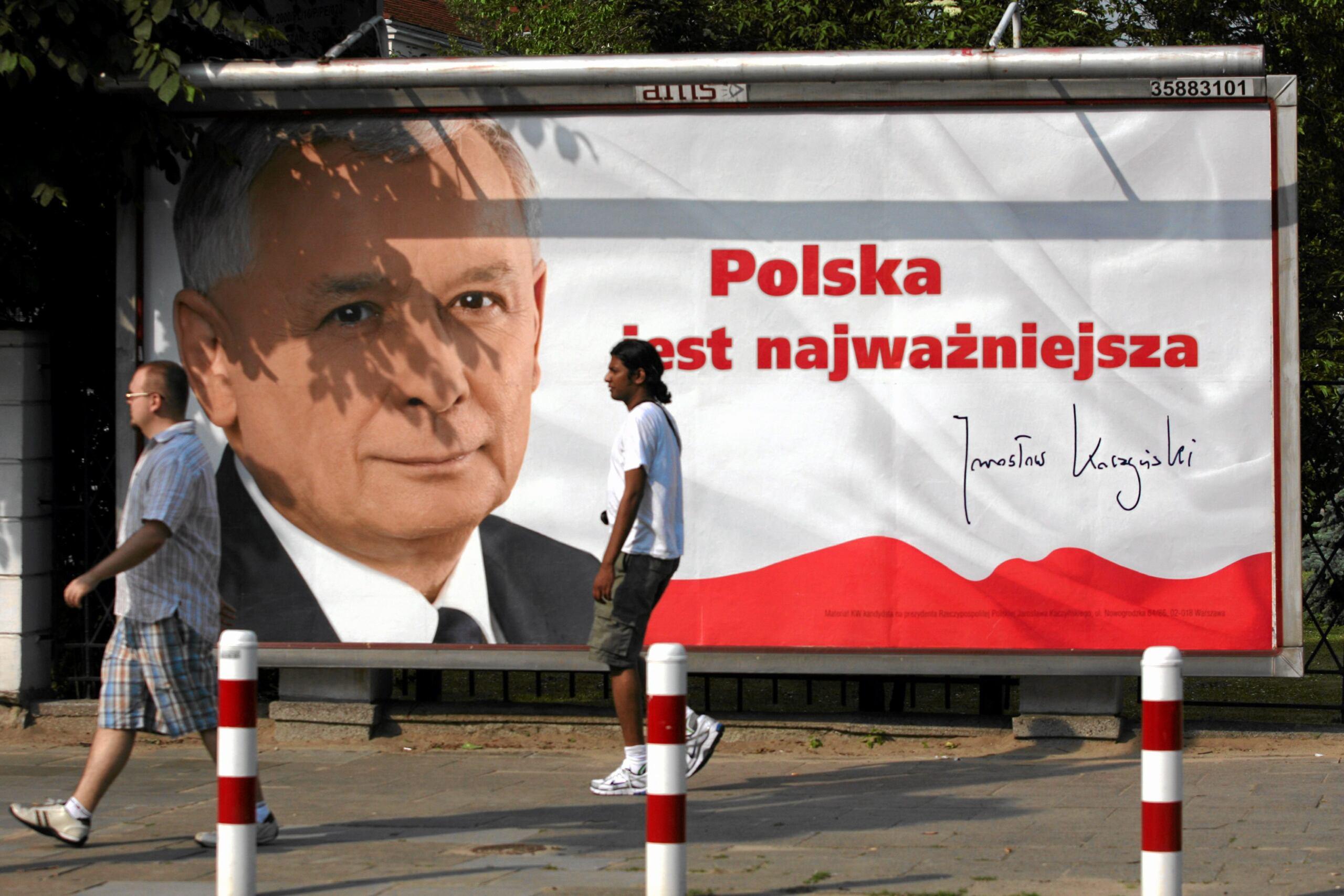 Billboard z Jarosławem Kaczyńskim i napisem Polska jest najważniejsza