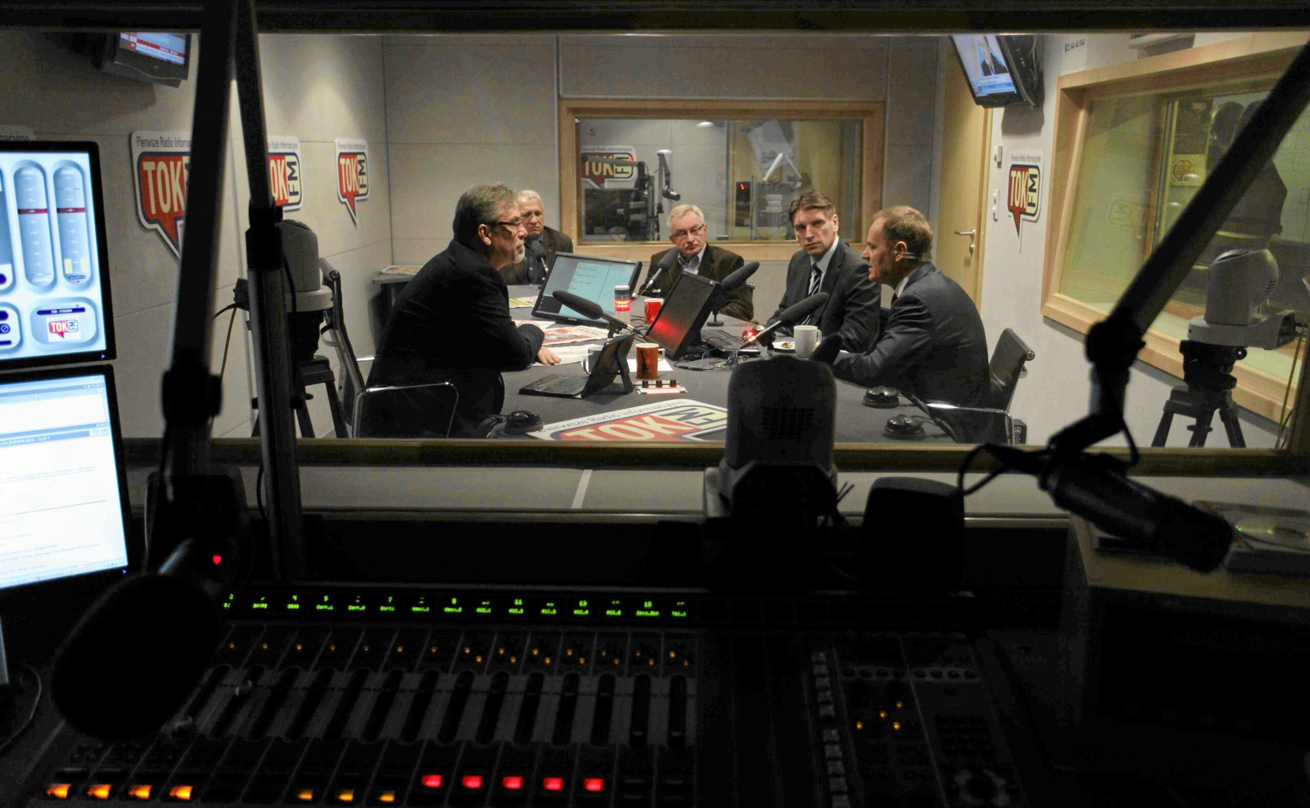 pięciu panów w słusznym wieku w studiu radiowym
