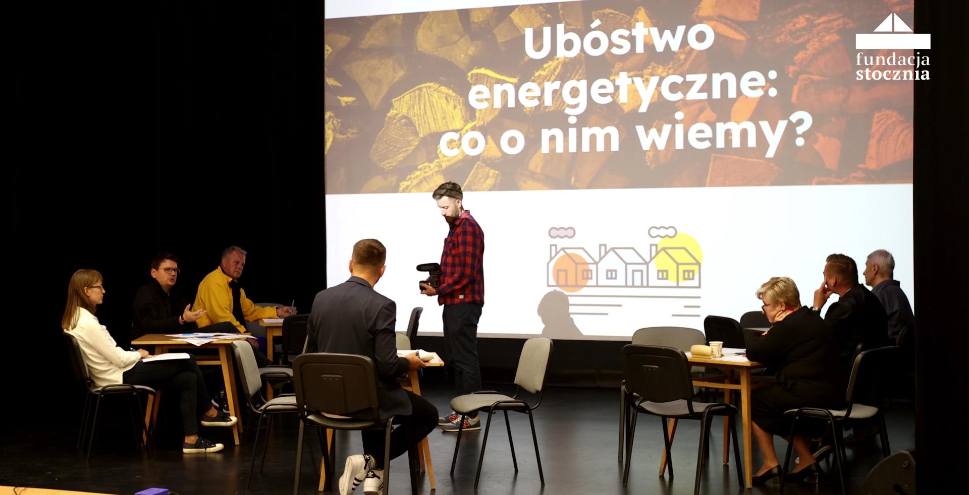 Ludzie rozmawiają przy stolikach