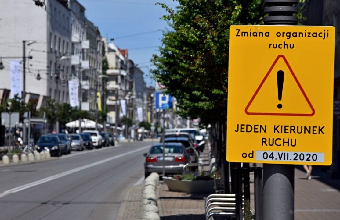 znak informacyjny na świętojańskiej w Gdyni