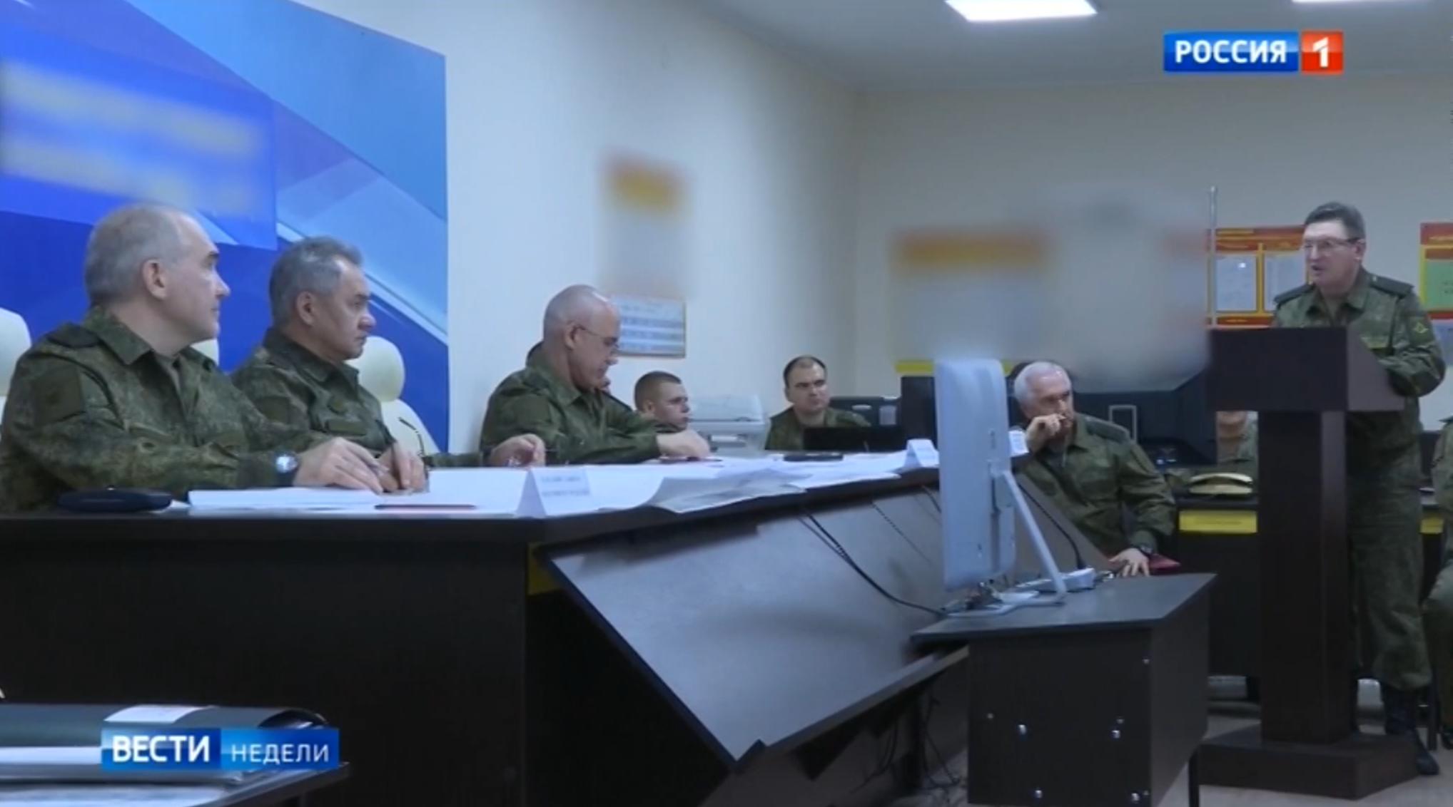 mezczyżni w rosyjskich mundurach polowych siedzą w sali konferencyjnej