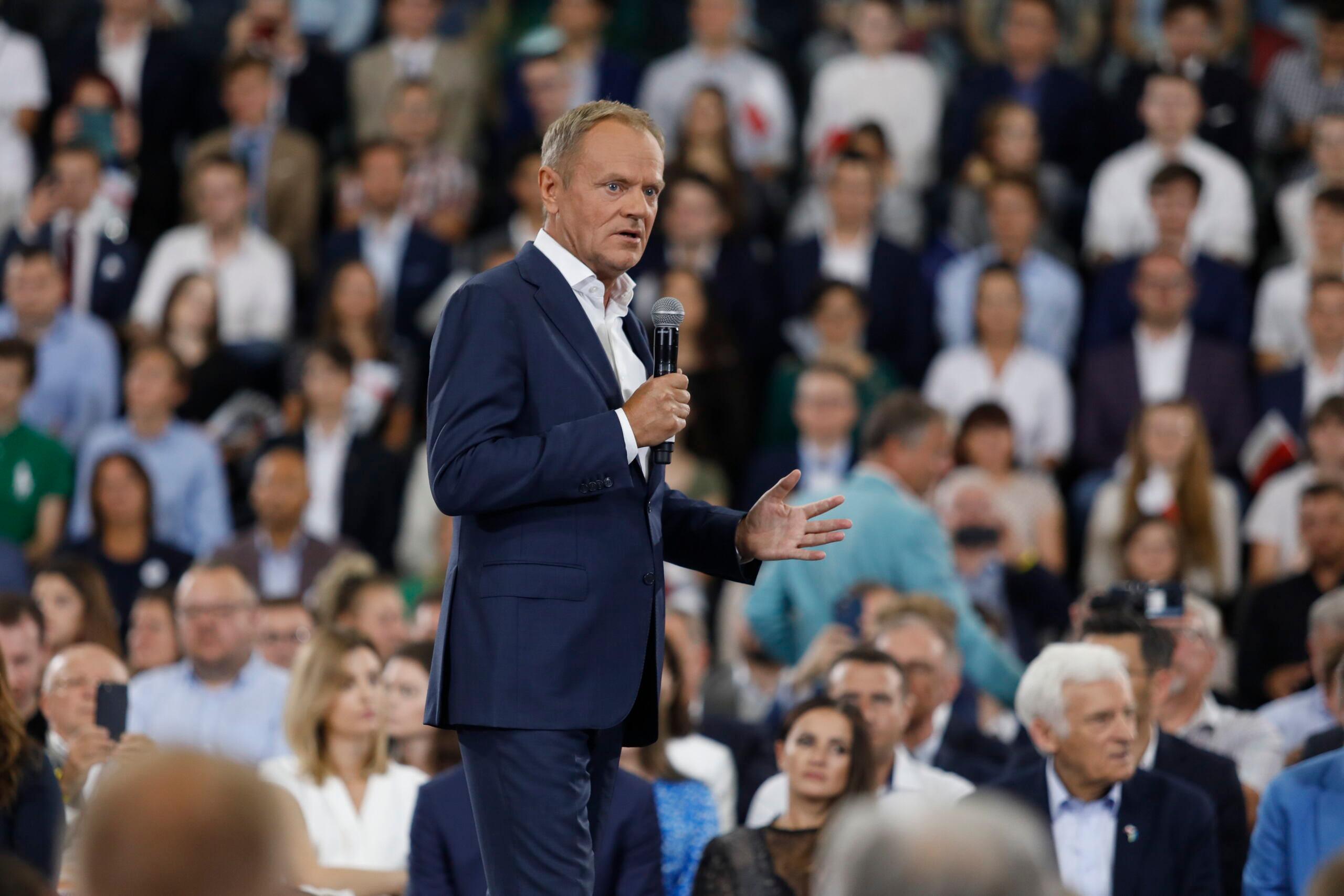 Mężczyzna na podium w sali pełnej ludzi, Donald Tusk