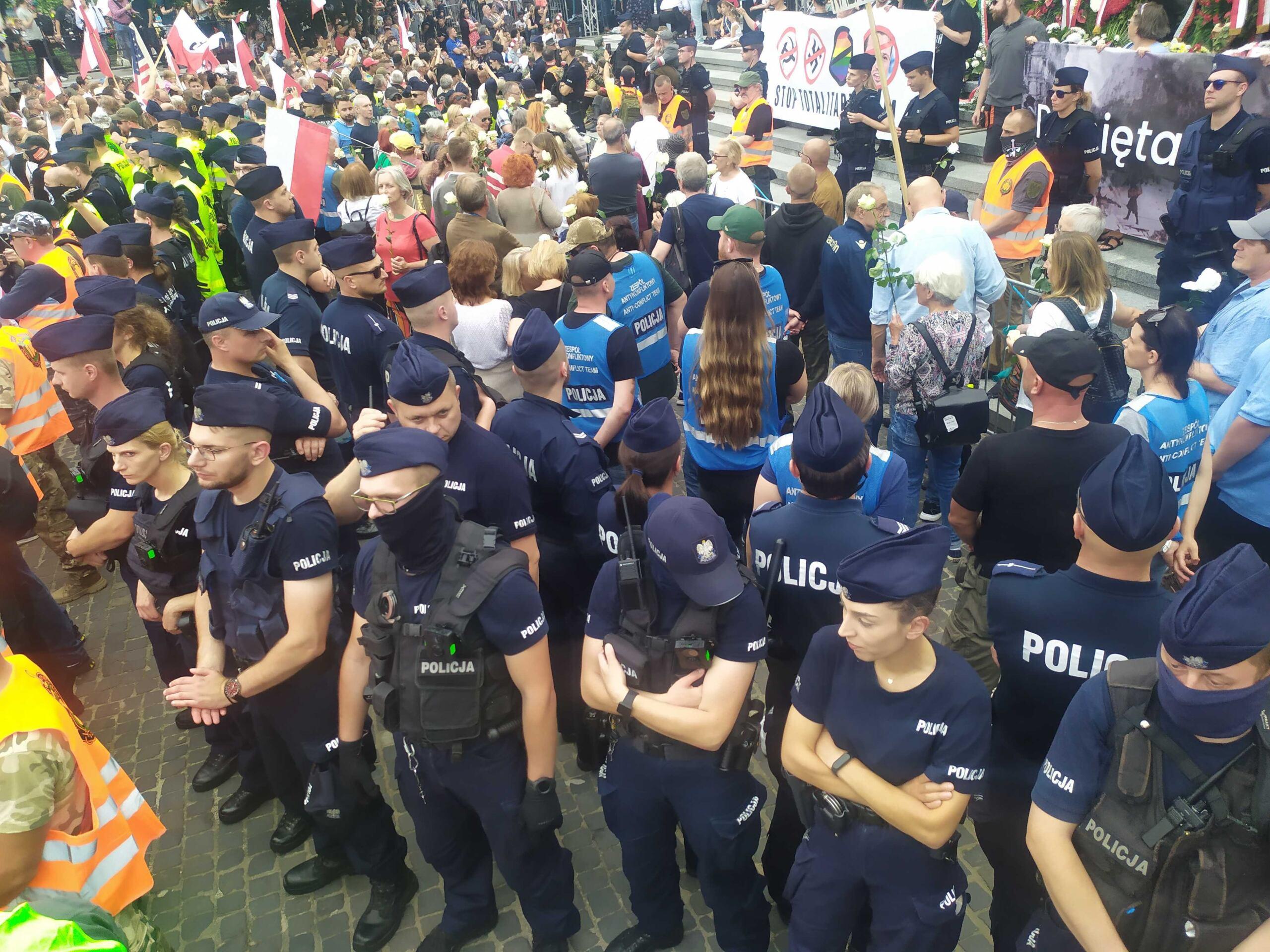 Policja otoczyła kontrmanifestację do marszu narodowców, 1 sierpnia 2022, fot. Patrycja Tarkiewicz, OKO.press