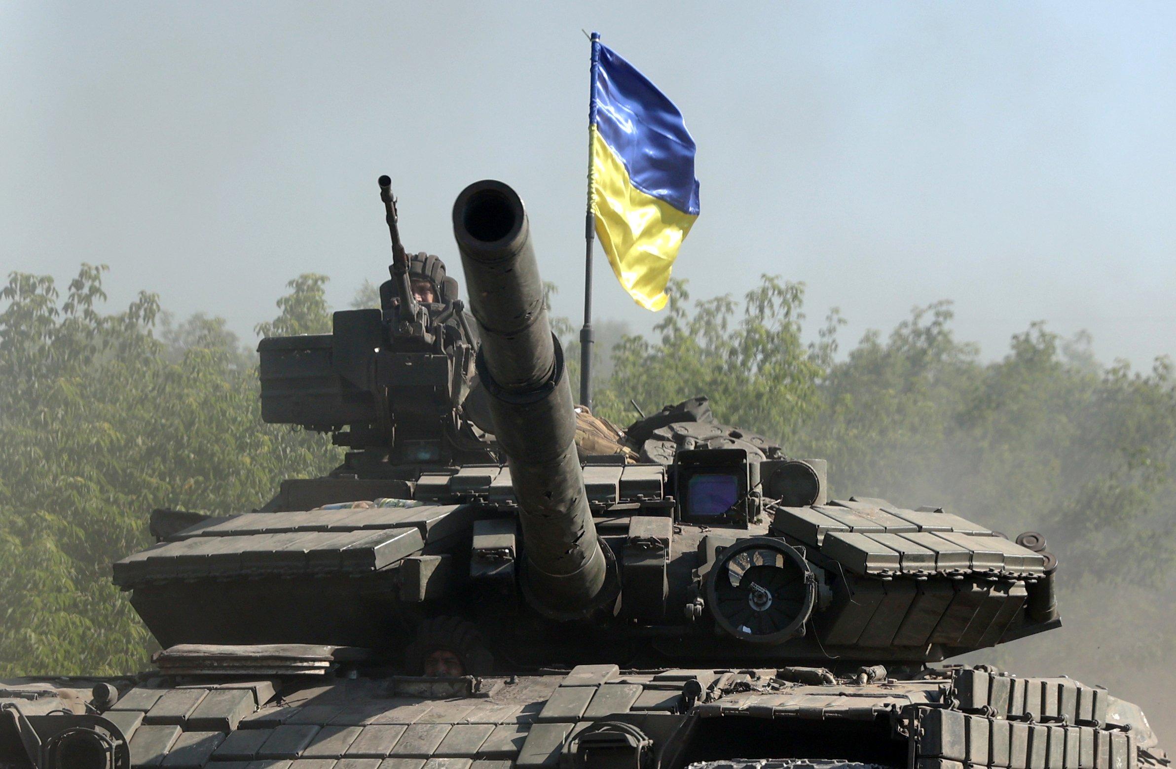 Ukraiński oddział jedzie czołgiem na drodze we wschodnim ukraińskim regionie Donbasu 21 czerwca 2022 r.