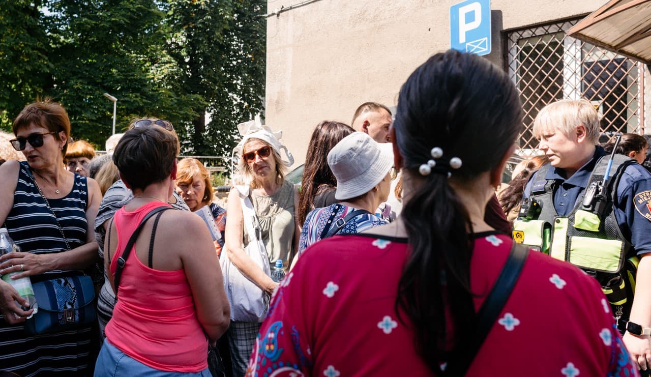 grupa kobiet pod urzędem
