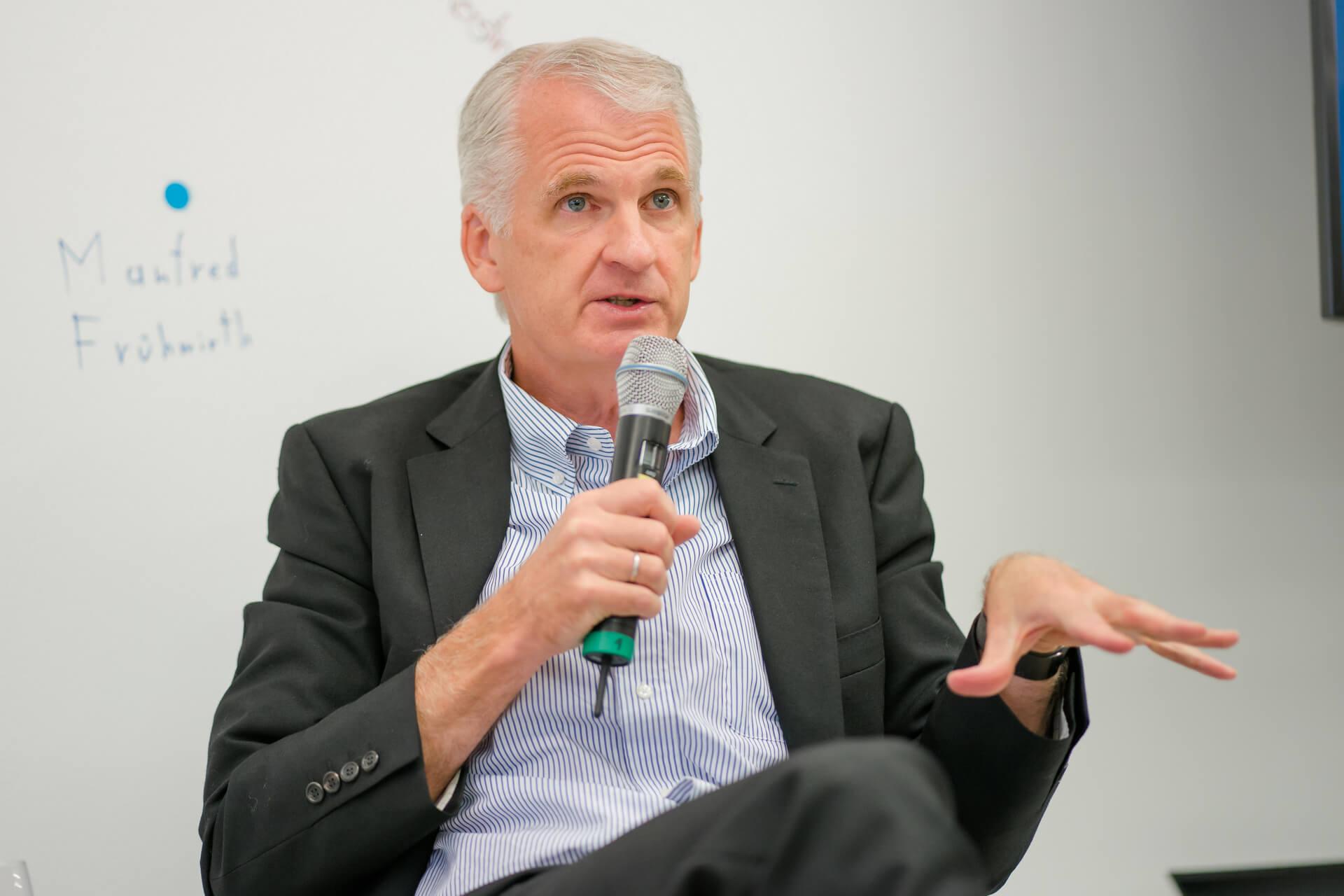 Timothy Snyder, amerykański historyk, profesor Uniwersytetu Yale podczas wykładu na Europejskim Forum w Alpbach w Austrii w 2022 roku