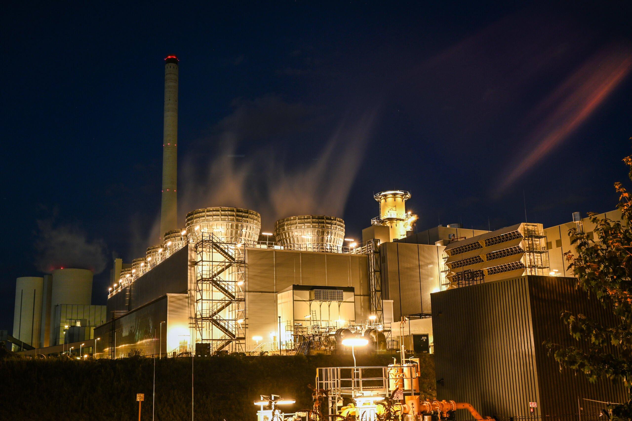 Zdjęcie przedstawia nowo wybudowaną elektrownię gazowo-parową niemieckiego koncernu energetycznego Steag elektrowni węglowej w Herne, w zachodnich Niemczech, 25 sierpnia 2022 r. - Koncern energetyczny Steag z Essen chciał na początku roku przebudować starą elektrownię węglową Herne 4 na elektrownię gazową. W marcu 2022 roku Steag zdecydował o odłożeniu konwersji i dalszym opalaniu starej elektrowni węglem.