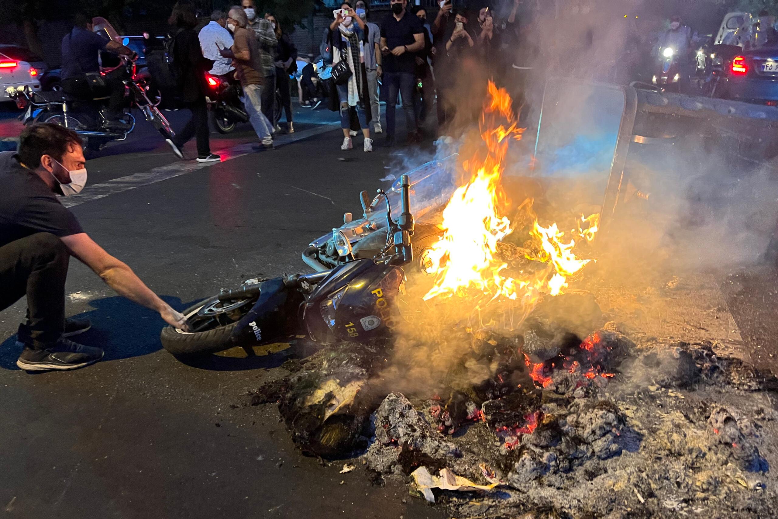 płonący motocykl podczas protestu