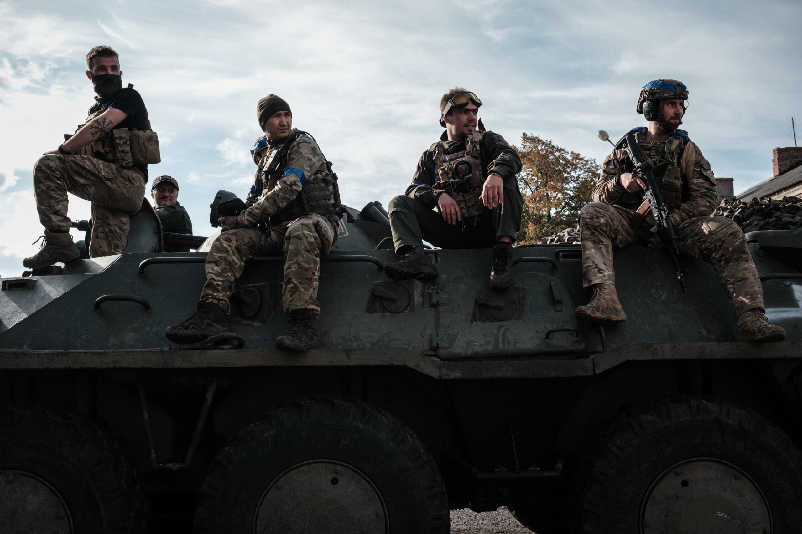 Ukraińscy żołnierze spoczywają na transporterze opancerzonym (APC) przed ich ruchem po niedawno odzyskanej wschodniej stronie rzeki Oskil w Kupiańsku, w obwodzie charkowskim, 29 września 2022 r., w czasie rosyjskiej inwazji na Ukrainę.