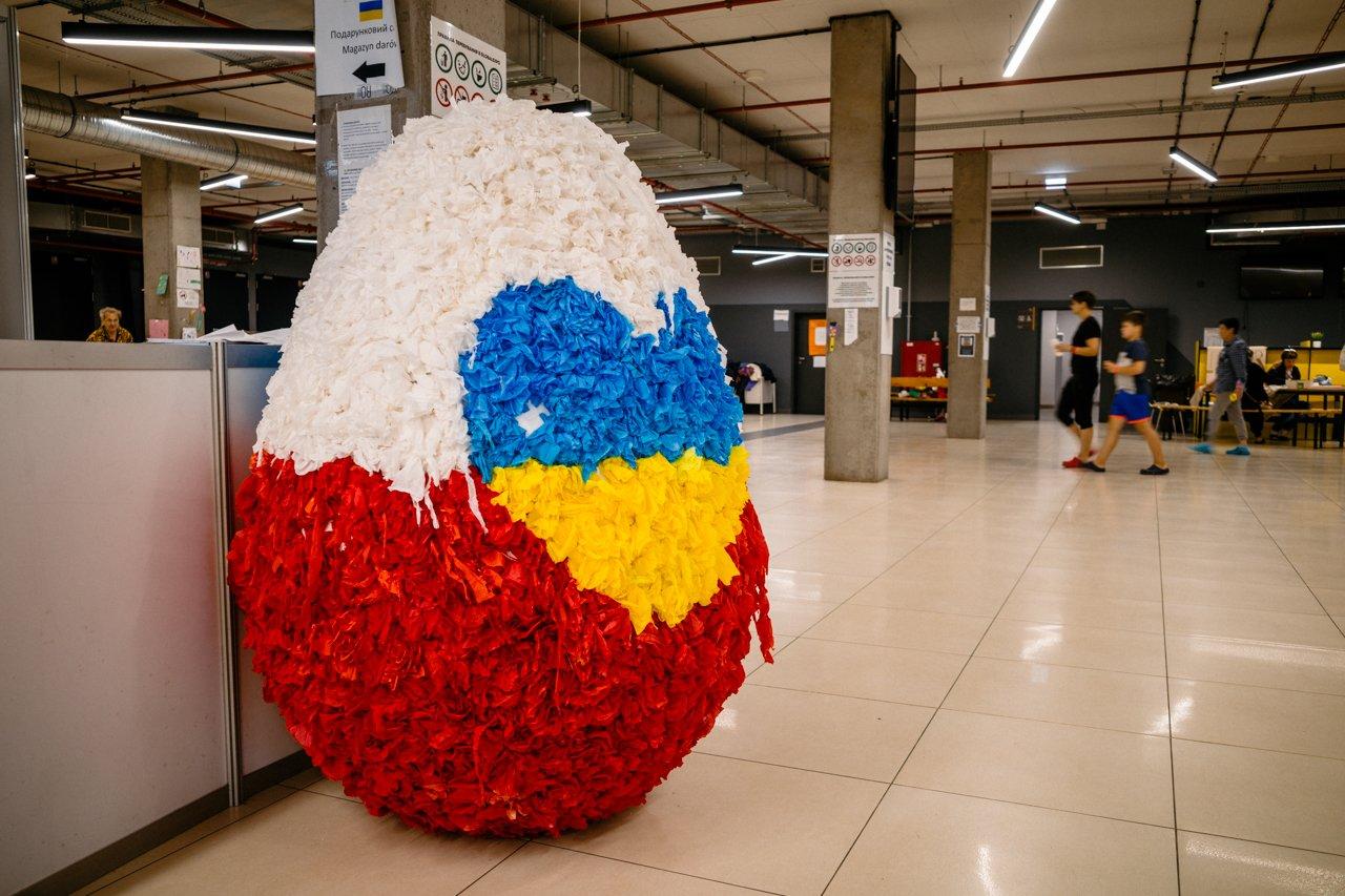 Duże jajko z papieru w barwach Polski i Ukrainy
