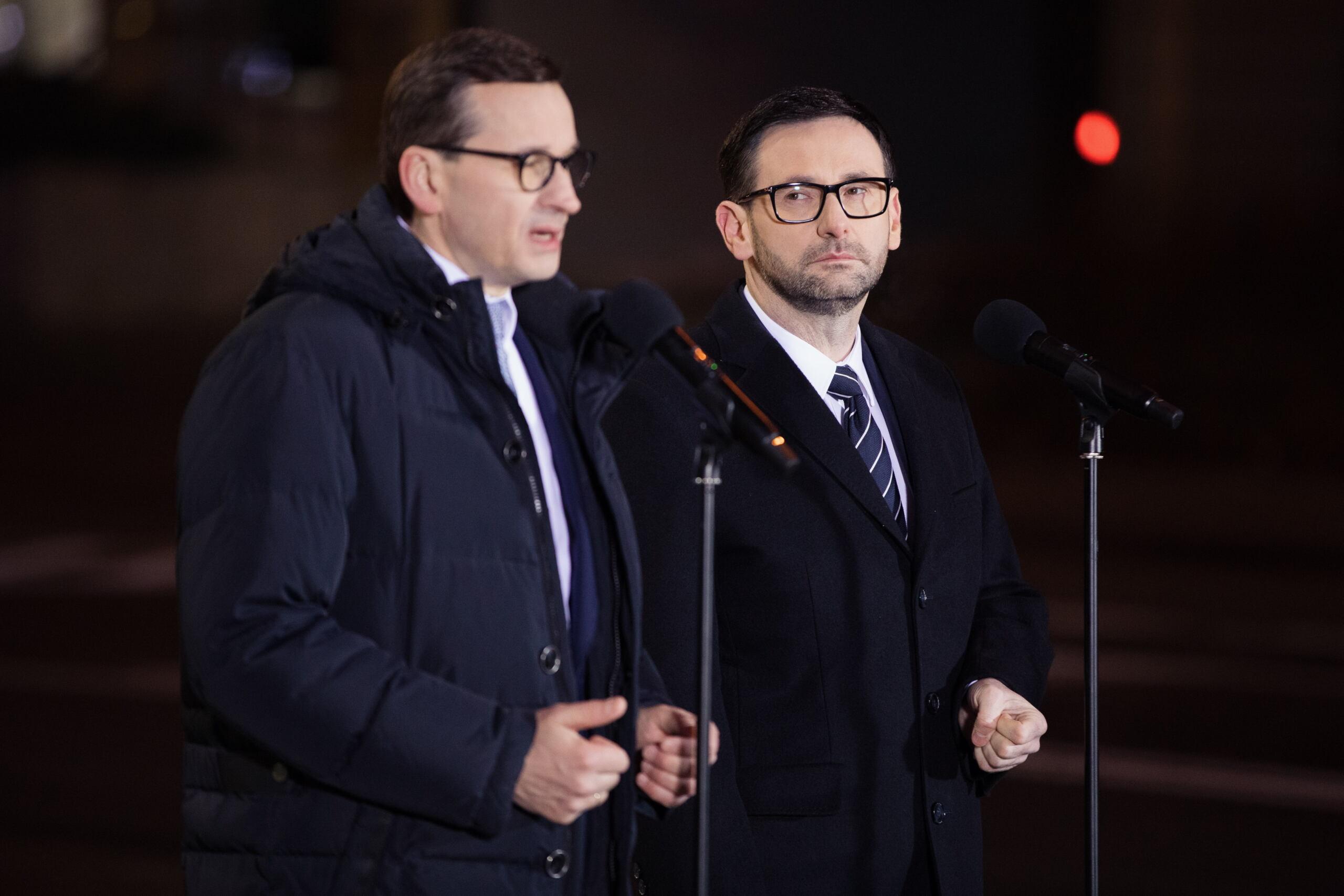 Z prawej stoi premier Mateusz Morawiecki, obok niego szef Orlenu Daniel Obajtek