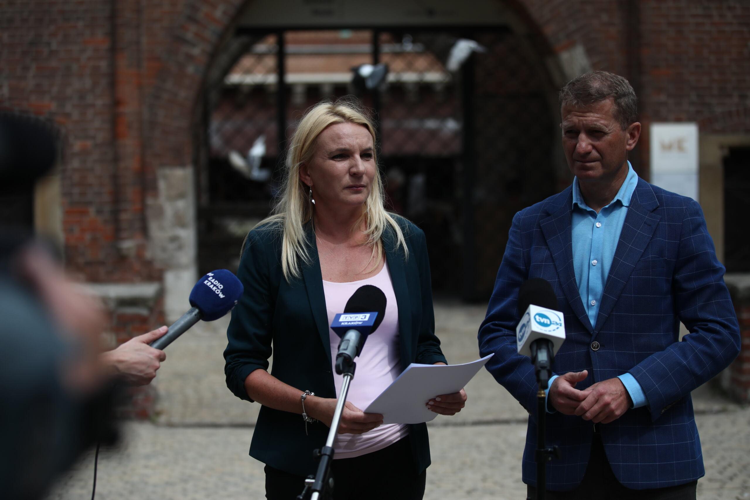 04.08.2021 Krakow . Ireneusz Ras i Agnieszka Scigaj podczas konferencji prasowej w Krakowie w sprawie srodkow unijnych dla Malopolski .
Jakub Wlodek / Agencja Wyborcza.pl