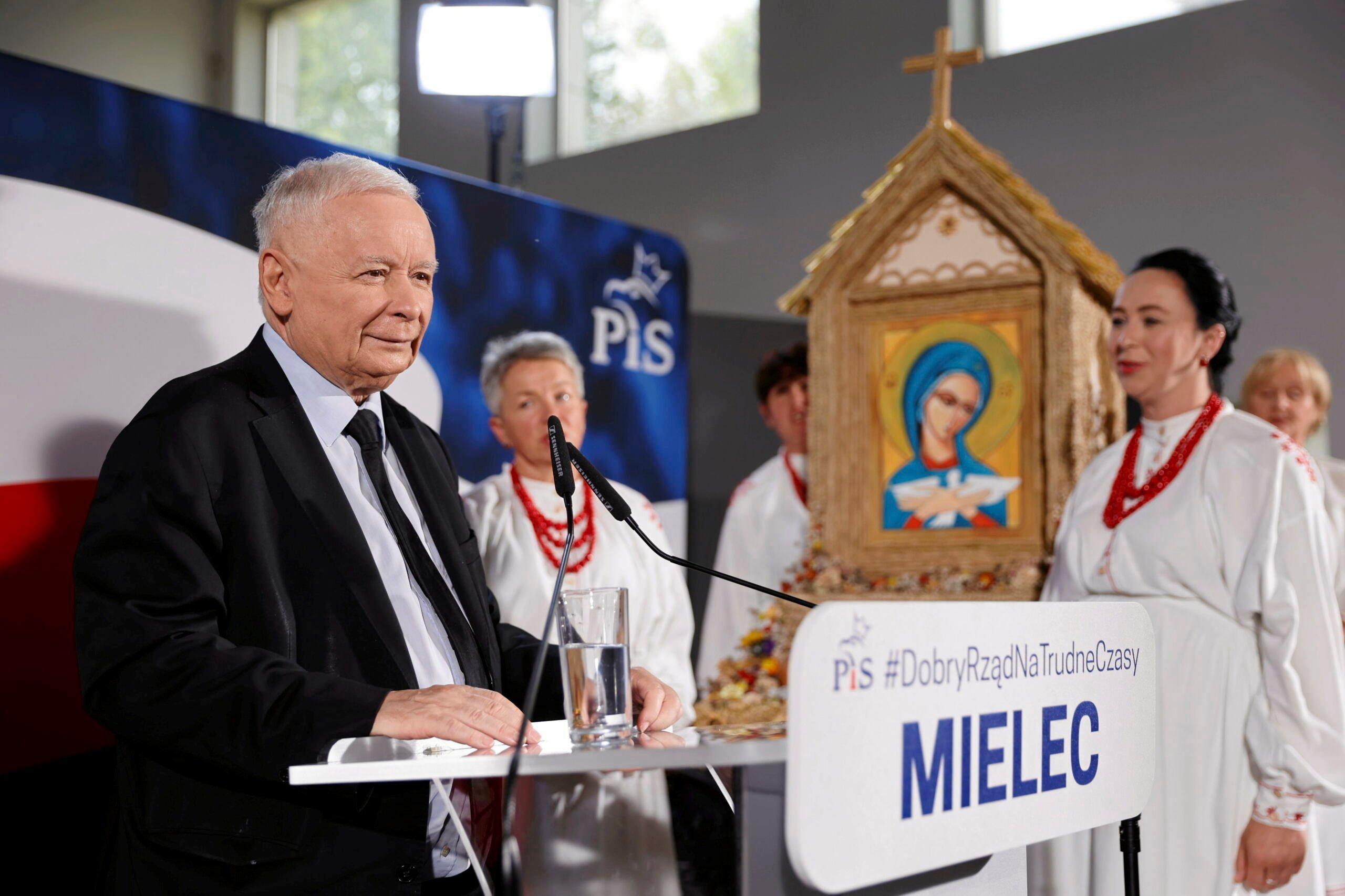 Jarosław Kaczyński na spotkaniu z wyborcami w Mielcu w otoczeniu kobiet w tradycyjnych strojach