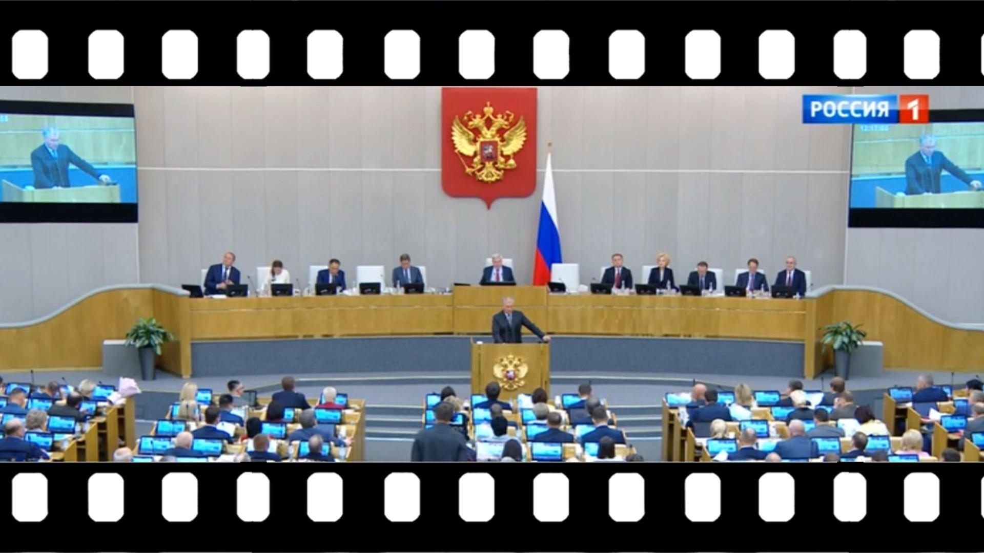 Posłowie na sali posiedzeń Dumy