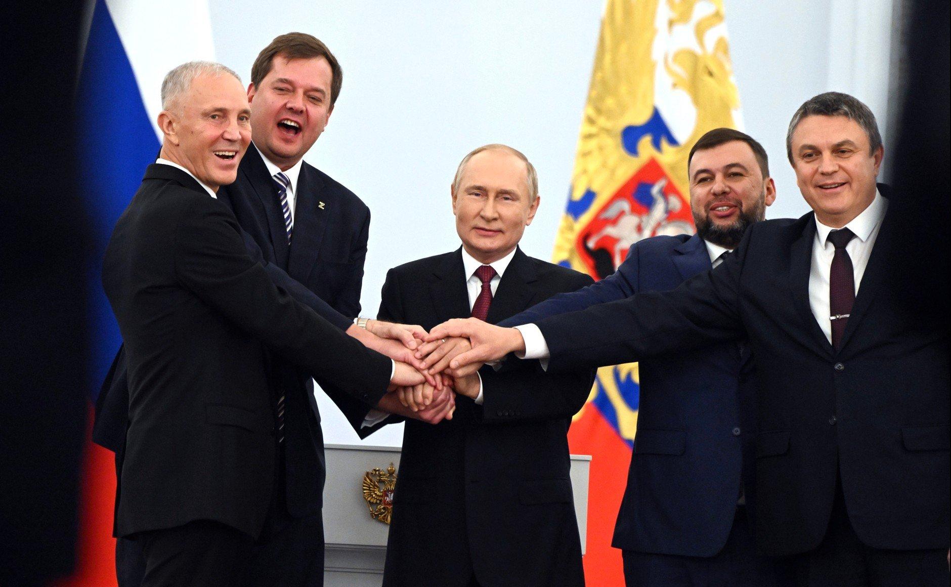 Putin i "przywódcy" okupowanych ukraińskich ziem.