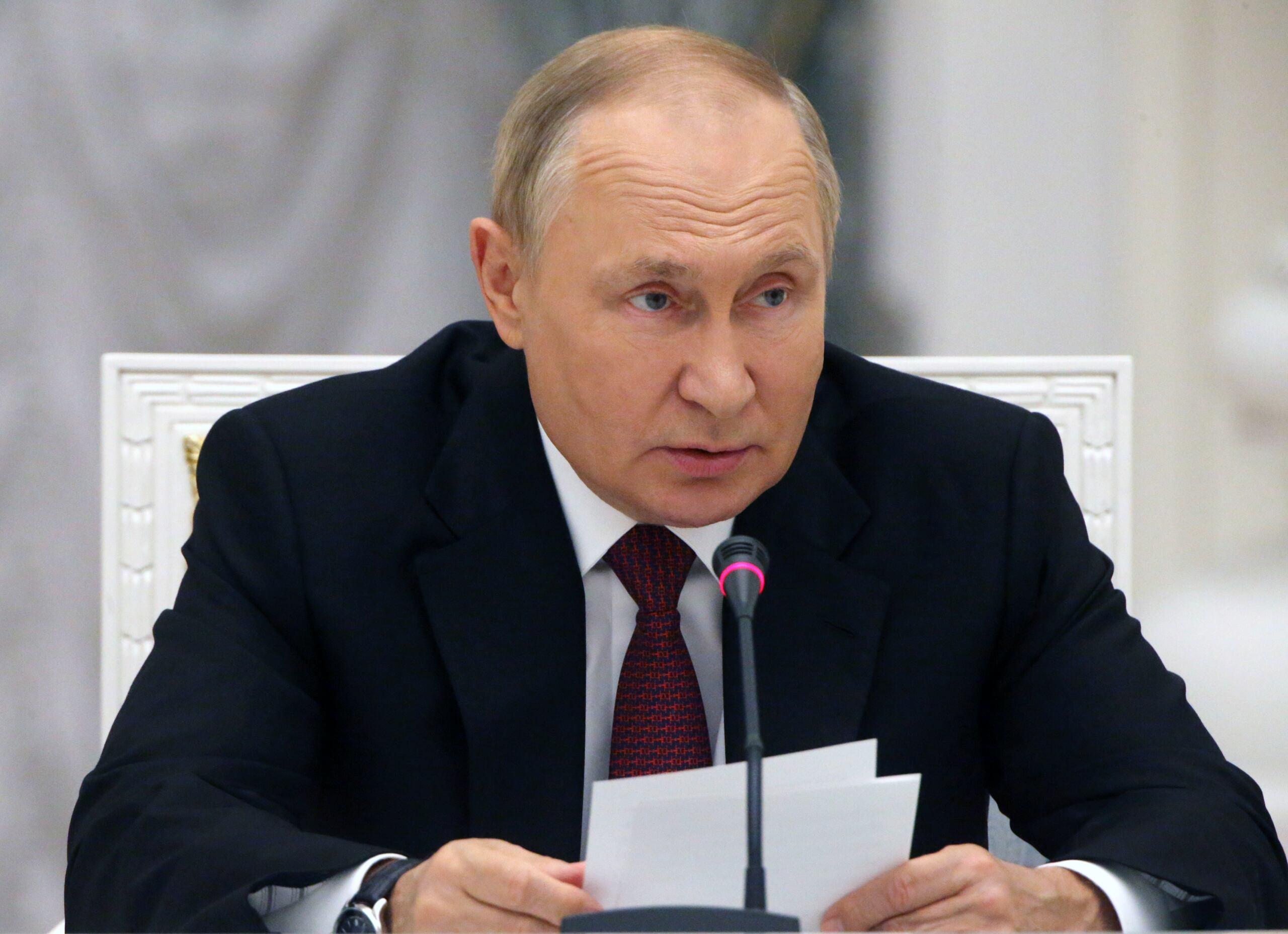 Putin - zbliżenie - czyta z kartki