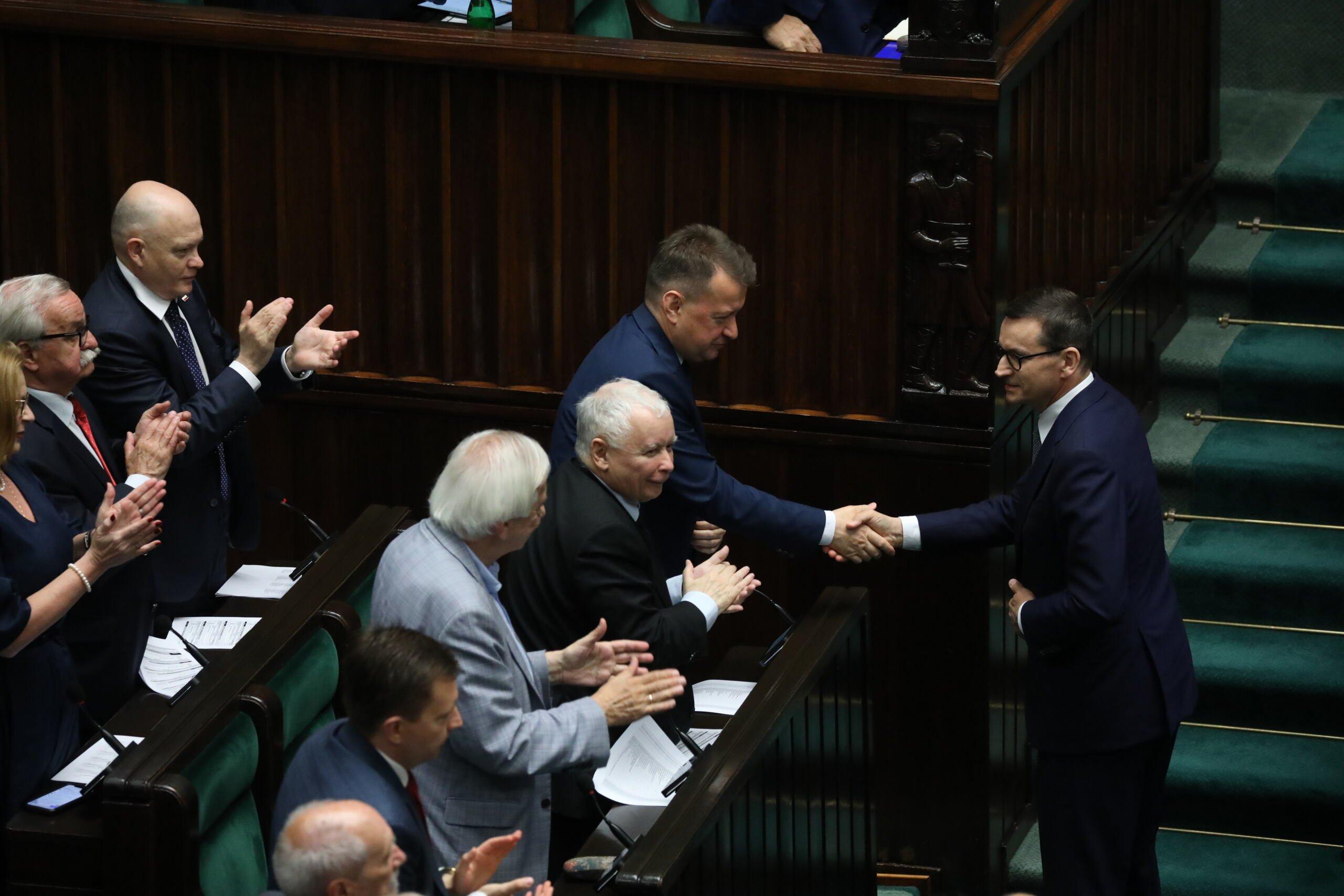 Premier Morawiecki ściska w Sejmie ręce polityków w pierwszych ławach