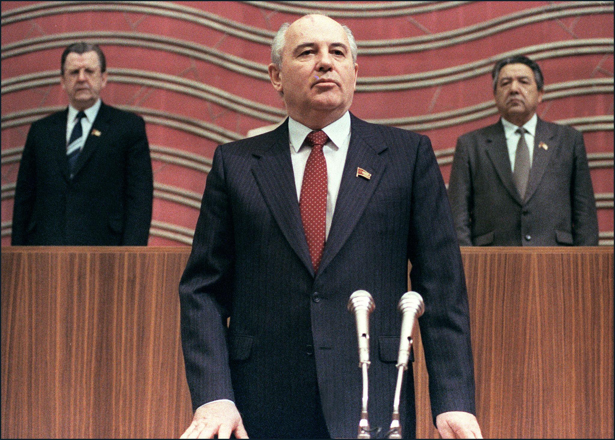 Gorbaczow na podium, za nim dwóch partyjnych bonzów