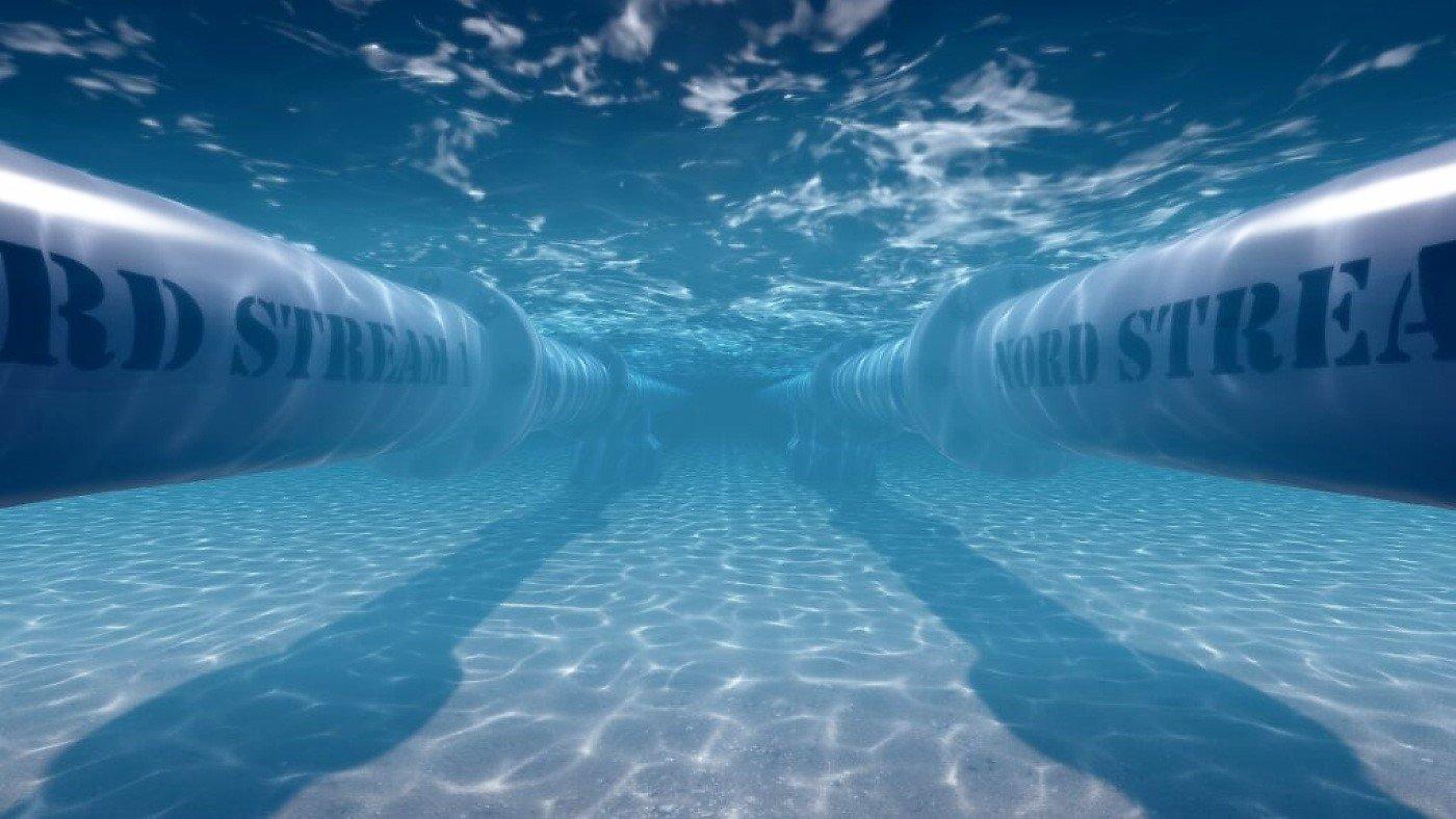 dwie wielkie rury pod wodą
