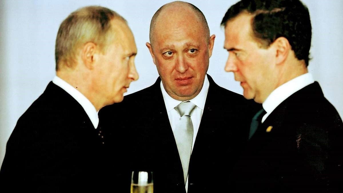 Trzech mężczyzn, z lewej Putin, w środku Prigożin, z prawej Miedwiediew
