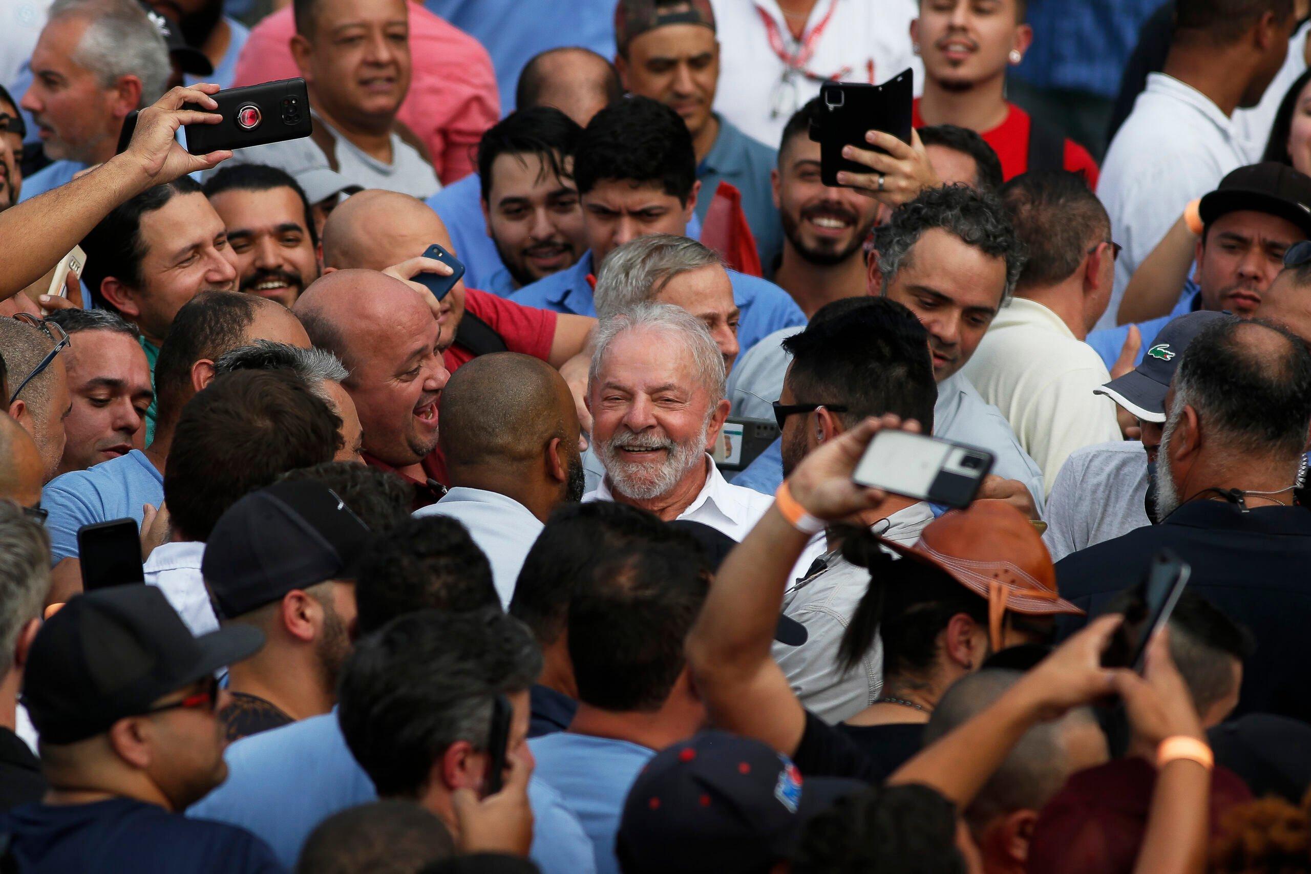 prezydent Lula w tłumie swoich zwolenników