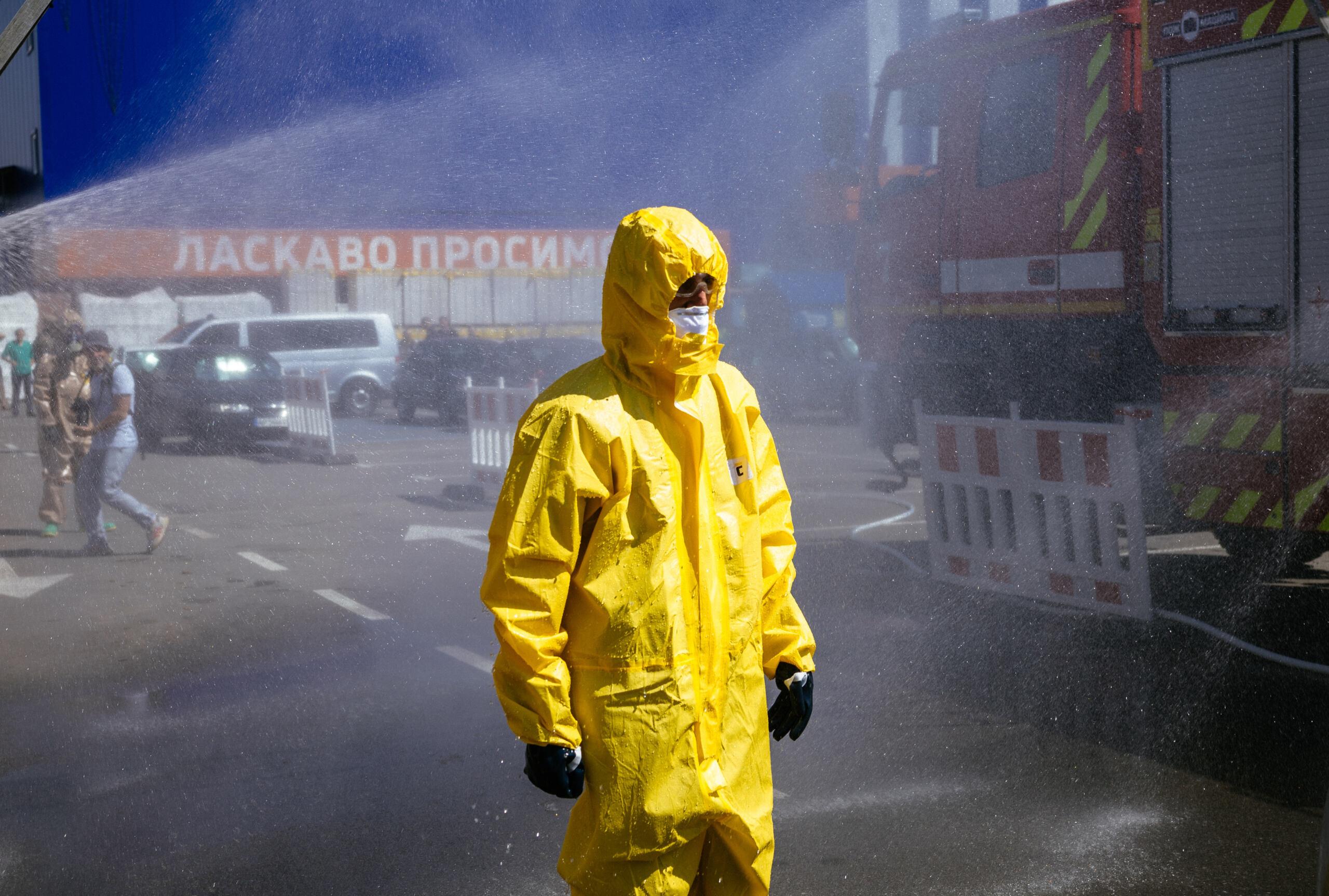 A Ukrainian Emergency Ministry rescuer attends an exercise in the city of Zaporizhzhia on August 17, 2022, in case of a possible nuclear incident at the Zaporizhzhia nuclear power plant located near the city. - Ukraine remains deeply scarred by the 1986 Chernobyl nuclear catastrophe, when a Soviet-era reactor exploded and streamed radiation into the atmosphere in the country's north. The Zaporizhzhia nuclear power plant in southern Ukraine was occupied in the early days of the war and it has remained in Russian hands ever since. (Photo by Dimitar DILKOFF / AFP)