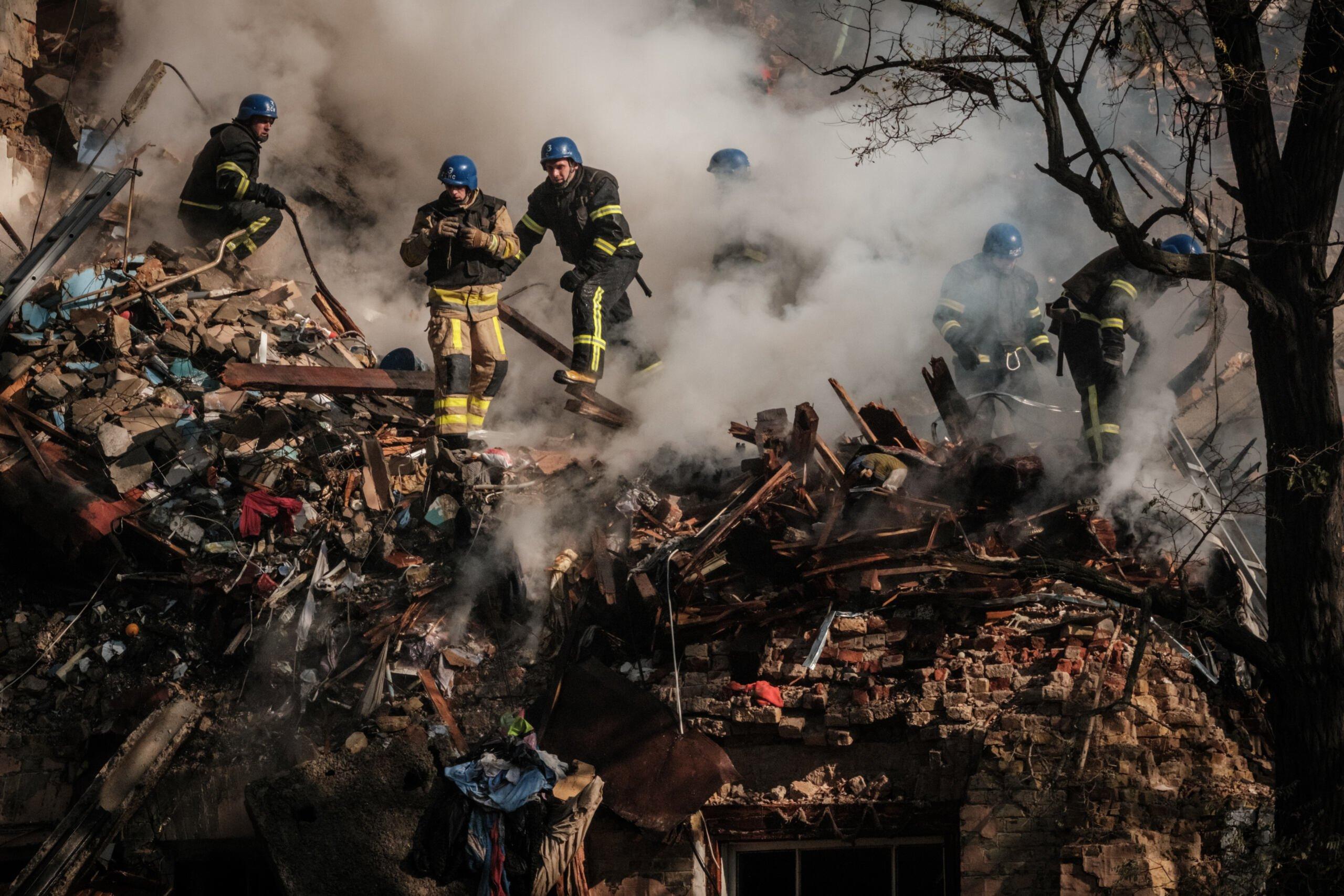 Strażacy wśród rumowiska po ataku drona w Kijowie