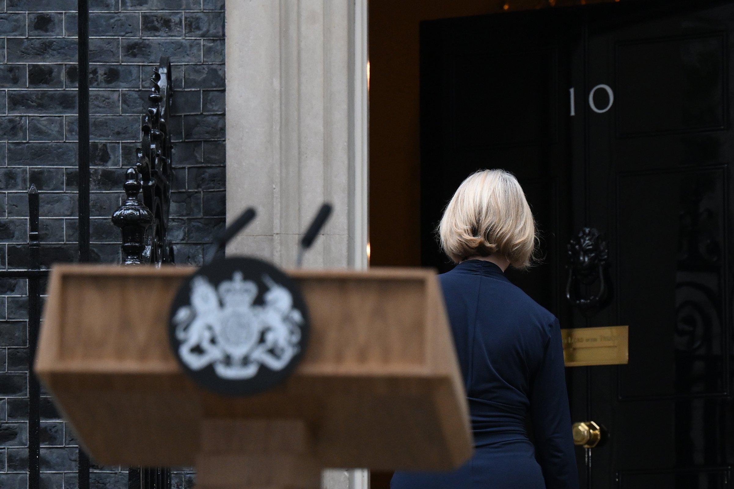 Premier Wielkiej Brytanii Liz Truss powraca na Downing Street 10 w centrum Londynu 20 października 2022 r. po ogłoszeniu swojej rezygnacji.