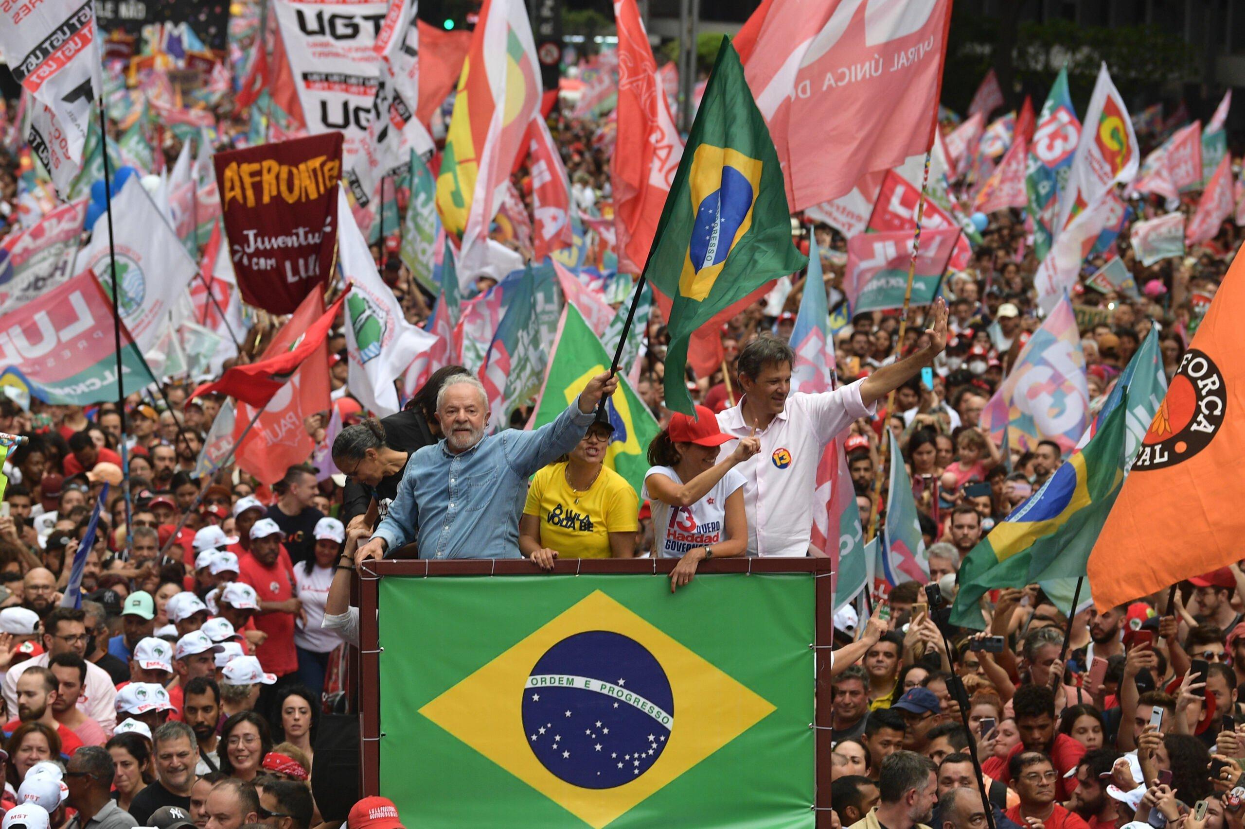 Lula na trybunie, w tle wiwatujące tłumy