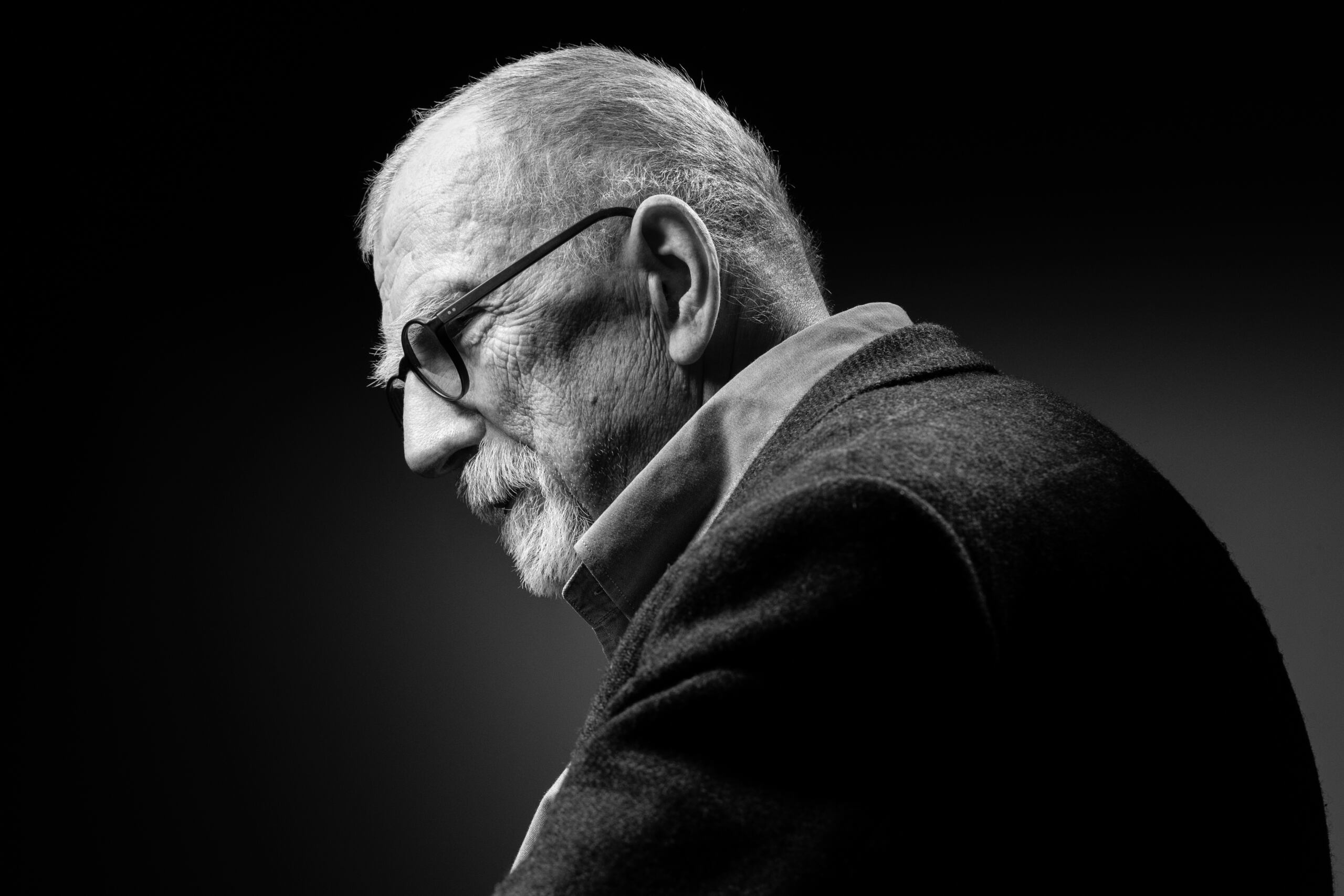 czarno-biały portret starszego mężczyzny z brodą i w okularach